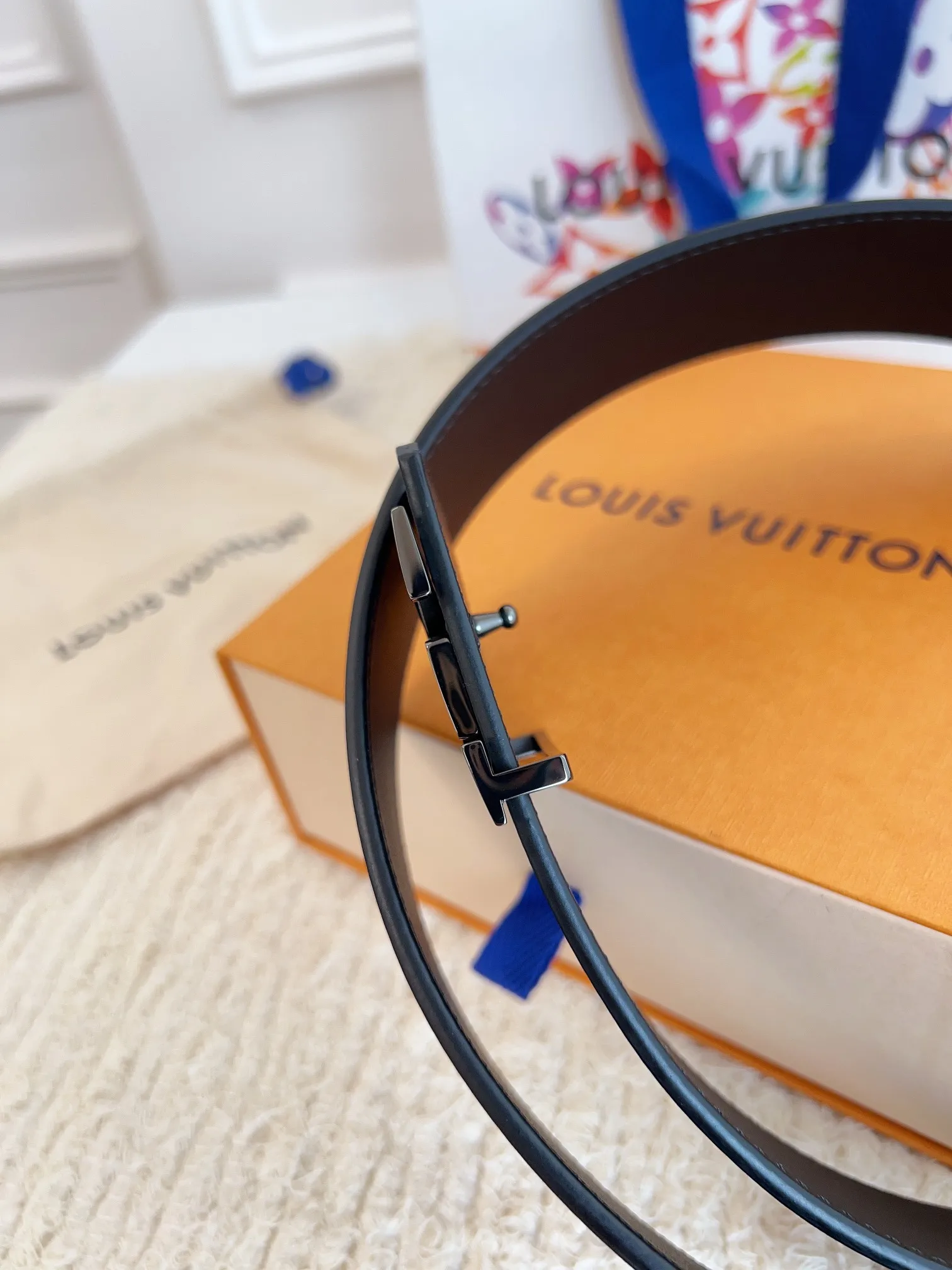 💰480💰Authentic packaging💰 💍Purchase level Lvjia M0340 width 4cm. The surface is original calfskin with a new printing style effect. The bottom is soft black calfskin leather. The classic letter buckle is inlaid with calfskin printing effect. It feels great. It took several months to create it from buying the original version to development. The material selection and workmanship details are comparable to ZP.