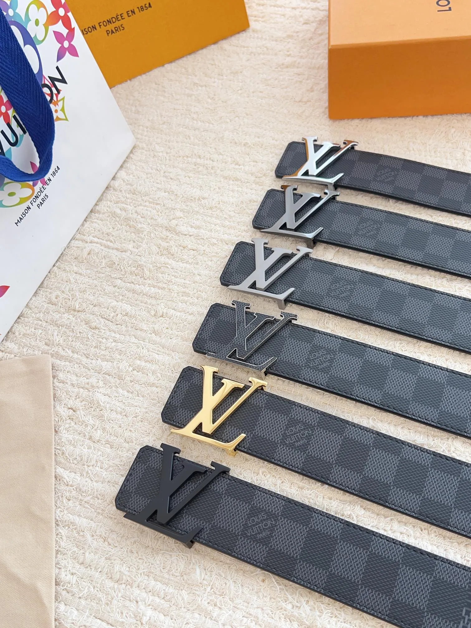 💰480💰Authentic packaging💰 💍Purchase level Lvjia M0340 width 4cm. The surface is original calfskin with a new printing style effect. The bottom is soft black calfskin leather. The classic letter buckle is inlaid with calfskin printing effect. It feels great. It took several months to create it from buying the original version to development. The material selection and workmanship details are comparable to ZP.