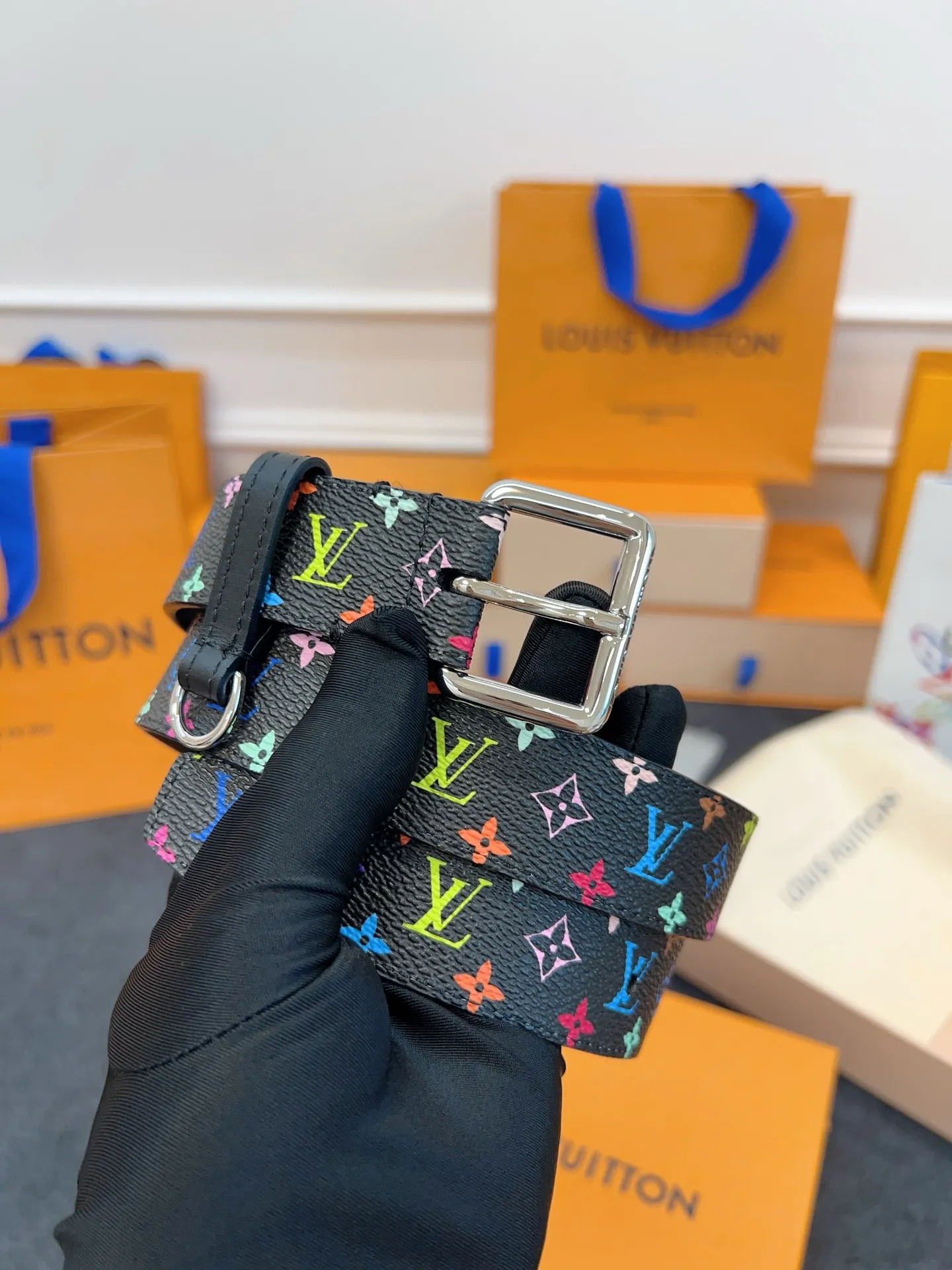 💰480💰Full package💰 💍Purchasing-grade LV M8982 width 3.0cm D-Ring belt is made of Monogram denim to reinterpret the classic design from 2006, cleverly integrating modern touches and functional elements, which can inject leisurely elegance into various looks. A dazzling pin buckle adds a finishing touch, and a D-ring makes it easy to hang a coin purse, headphone case or charm.