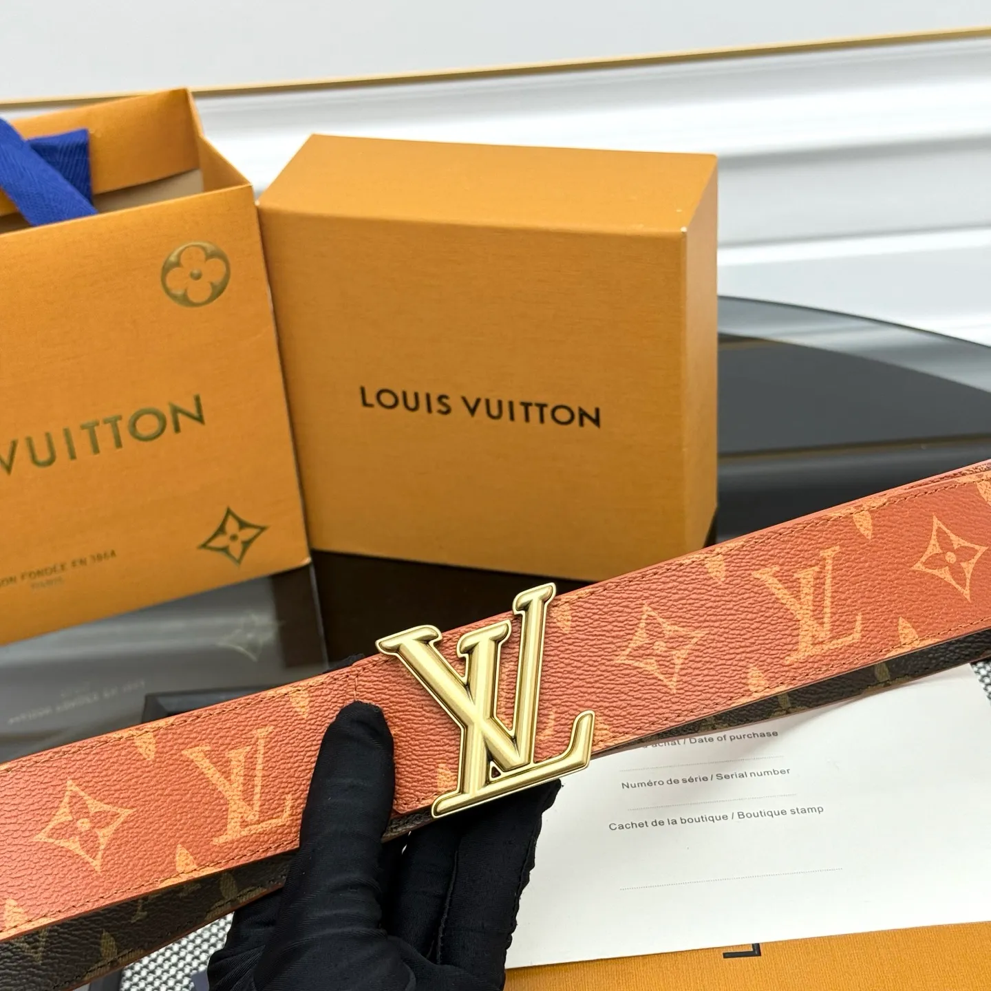 💰440💰Full package💰 💍Purchasing-grade LV Dimension⚡️🌹Double-sided belt combines creative heritage with gorgeous street style, highlighting the fashion vision of creative director Pharrell Williams. Monogram canvas covers the outer layer, and the LV Dimension metal buckle shimmers with subtle luster, making it possible to express your personality in various occasions.