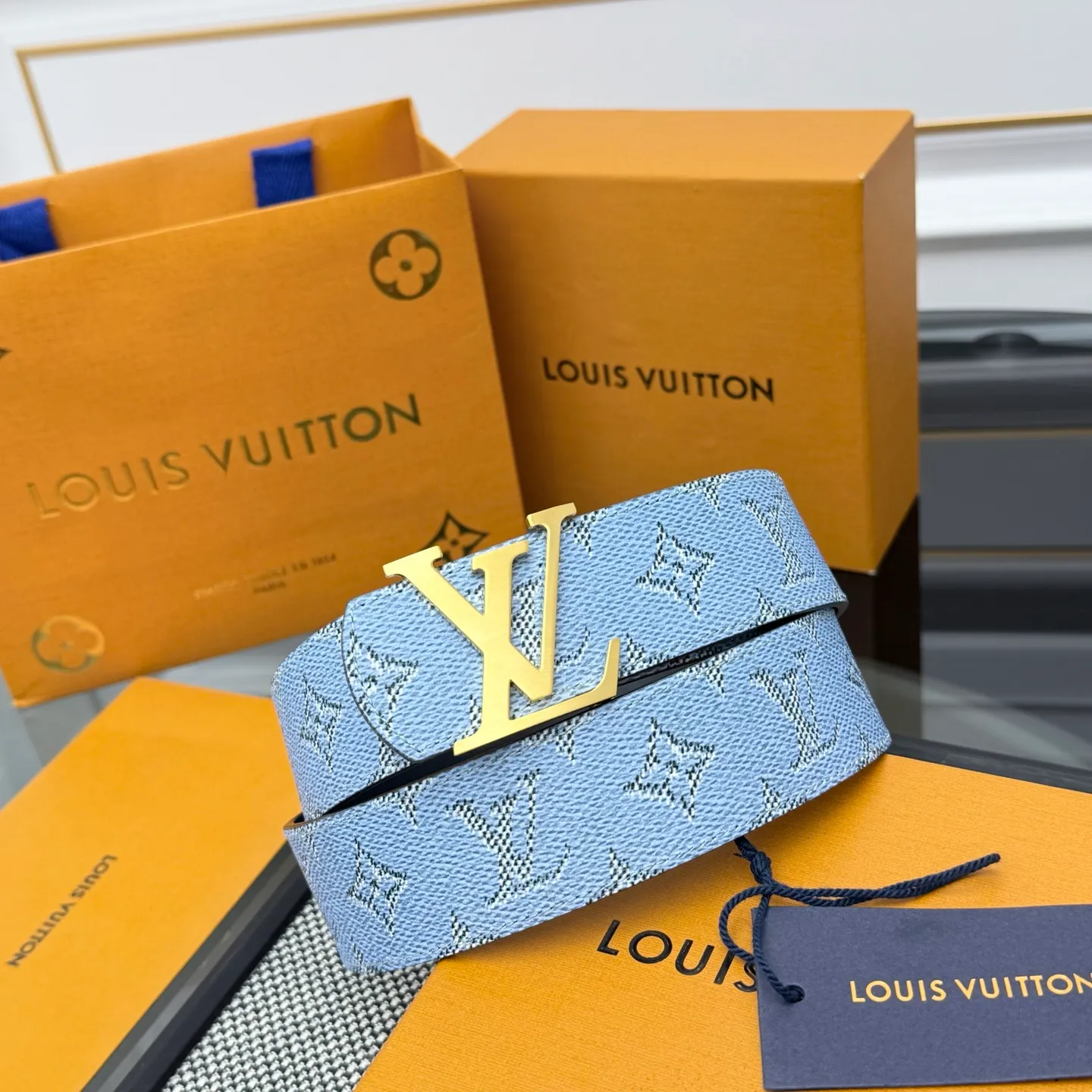 💰480💰Full package💰 💍Purchasing-grade LV Dimension Monogram Héritage double-sided belt is spliced ​​with plain leather and Monogram coated canvas, presenting a new interpretation of the classic design. Brand elements are given a textured feel, and the LV letter buckle adds an eye-catching touch.