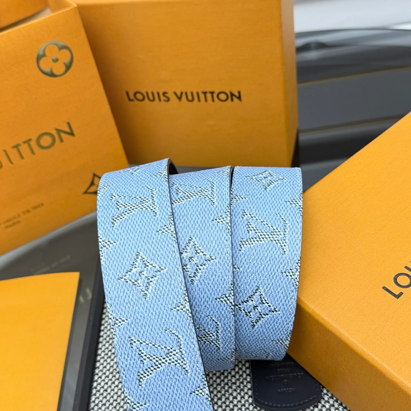 💰480💰Full package💰 💍Purchasing-grade LV Dimension Monogram Héritage double-sided belt is spliced ​​with plain leather and Monogram coated canvas, presenting a new interpretation of the classic design. Brand elements are given a textured feel, and the LV letter buckle adds an eye-catching touch.