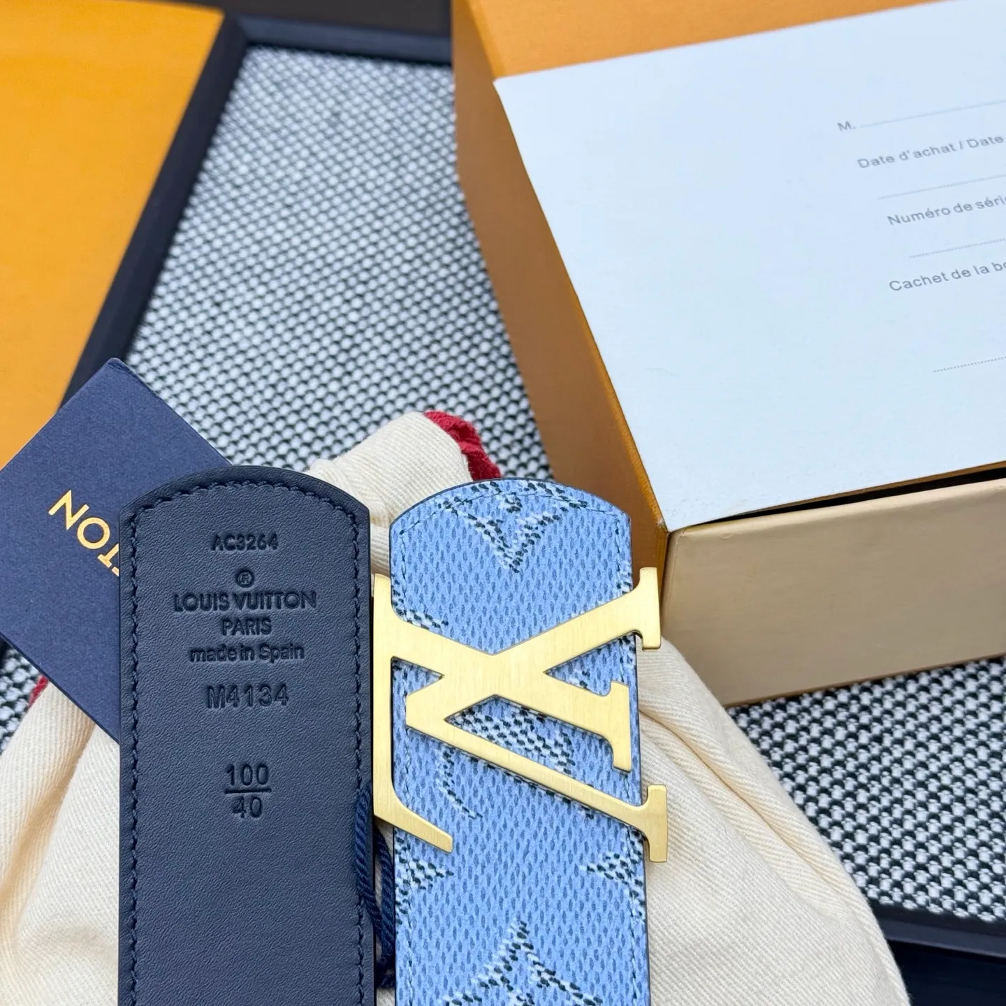 💰480💰Full package💰 💍Purchasing-grade LV Dimension Monogram Héritage double-sided belt is spliced ​​with plain leather and Monogram coated canvas, presenting a new interpretation of the classic design. Brand elements are given a textured feel, and the LV letter buckle adds an eye-catching touch.