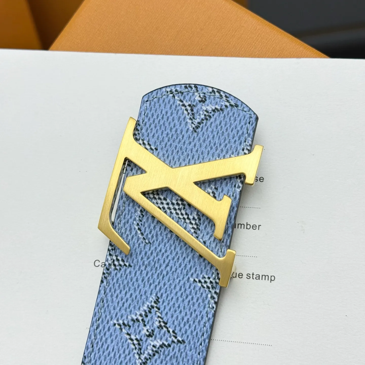 💰480💰Full package💰 💍Purchasing-grade LV Dimension Monogram Héritage double-sided belt is spliced ​​with plain leather and Monogram coated canvas, presenting a new interpretation of the classic design. Brand elements are given a textured feel, and the LV letter buckle adds an eye-catching touch.