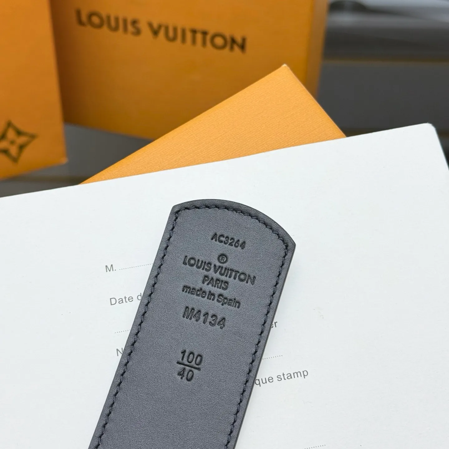💰480💰Full package💰 💍Purchasing-grade LV Dimension Monogram Héritage double-sided belt is spliced ​​with plain leather and Monogram coated canvas, presenting a new interpretation of the classic design. Brand elements are given a textured feel, and the LV letter buckle adds an eye-catching touch.