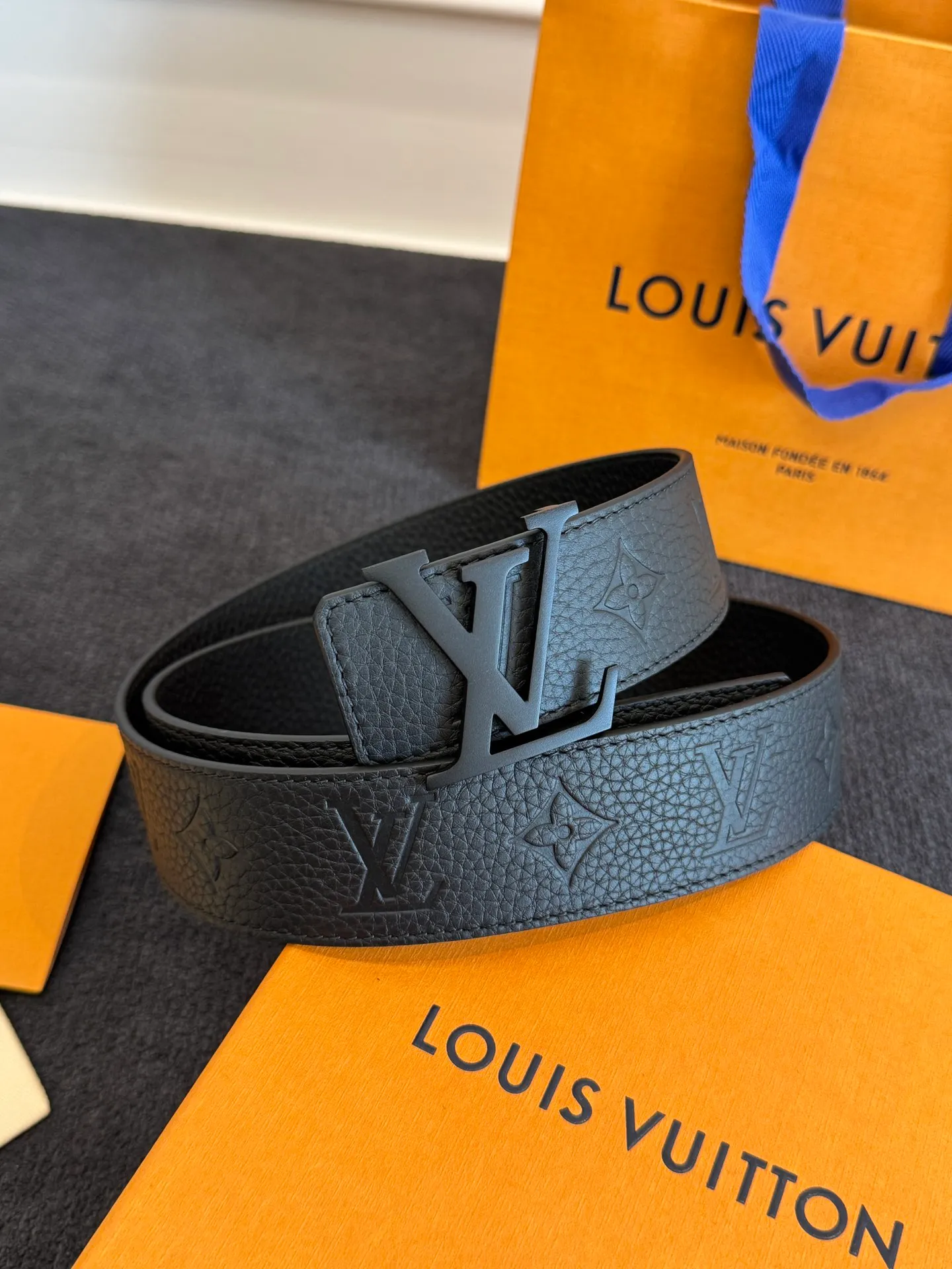 💰520💰Full package💰 💍Purchasing agent level LV men's belt⚡️🌹Small single item enhances clothes!!! Width 4.0cm⚡️🌹Selected imported calfskin on both sides. Pure cowhide with pebbled pattern on the belt. Boutique letter buckle is simple and elegant⚡️🌹Low-key and very suitable for daily use