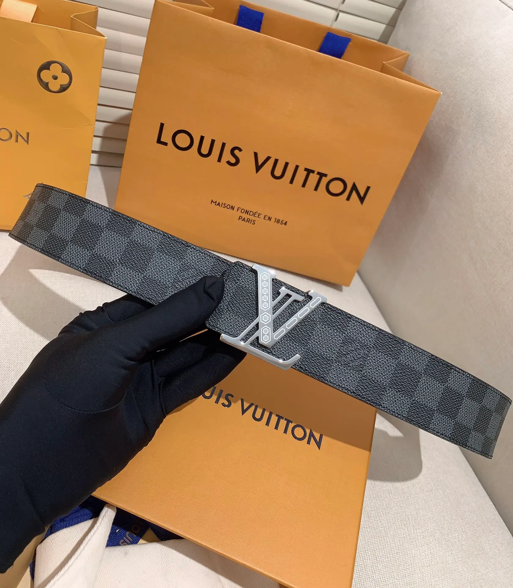💰480💰Full package💰 💍Purchase level Men's LV Louis Vuitton belt Men's classic cowhide belt with 316 stainless steel Pin buckle with engraved letters Lv buckle Width: 4.0cm
