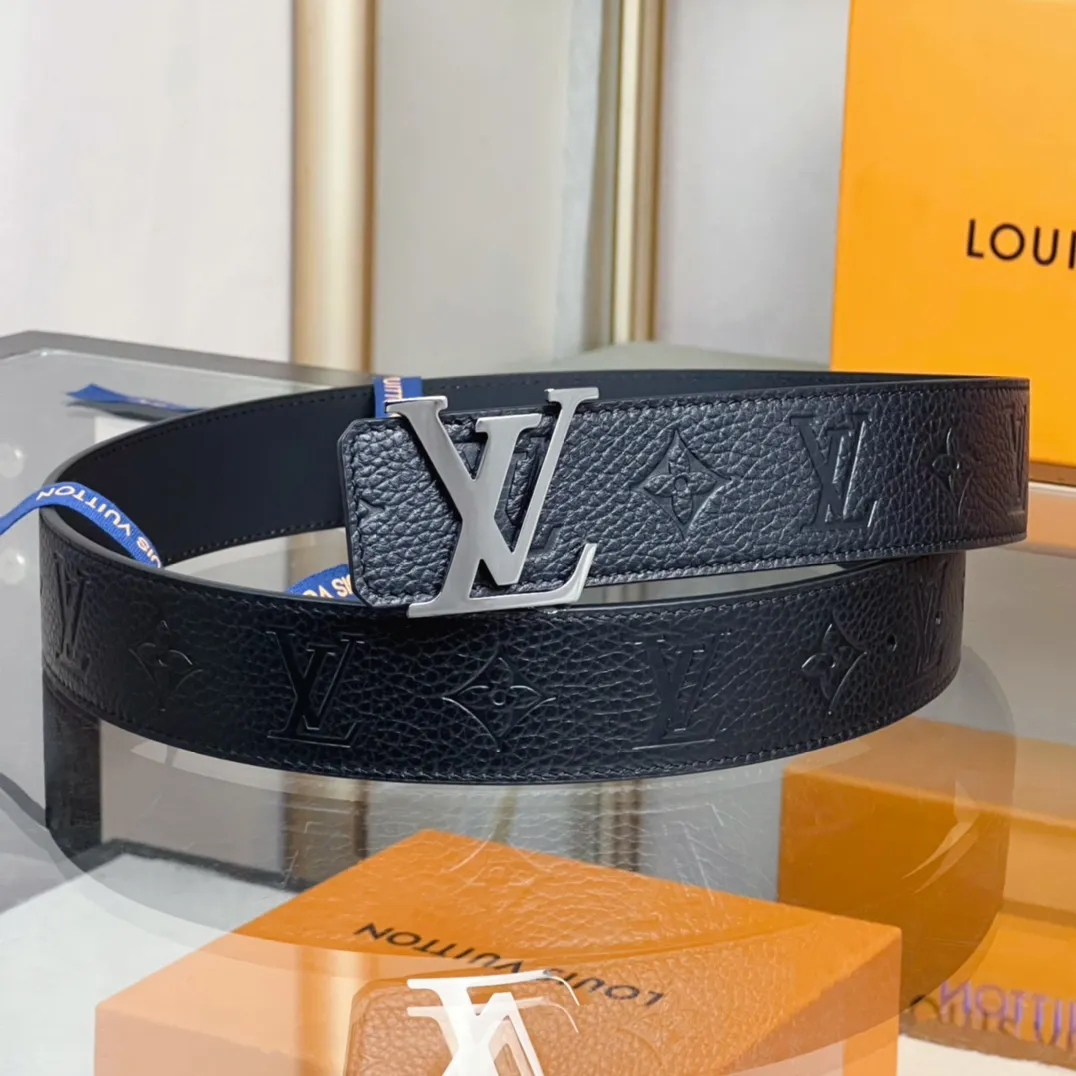 💰480💰Full package💰 💍Purchasing-grade LV M0424 latest model from the counter. This belt is specially tailored for overseas purchasing agents. The upper body is absolutely versatile and stylish! This is not an ordinary product in the market! High-definition details show you the true quality. Wear body 4.0cm