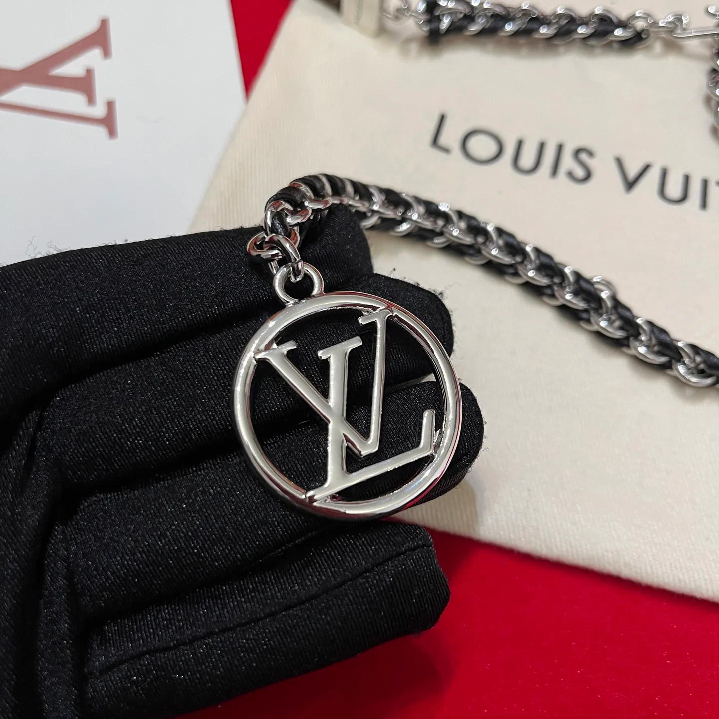 💰600💰Full set package💰 💍Purchase level LV's super nice slim waist chain for women ✨ 20mm, half of it is a chain that makes you feel like a waist chain, and half of it is a belt that you can't put it down. It can be switched at will and can be used as a belt or a waist chain or tied to the outside of a coat. It is also very good. The length is very user-friendly and can be adjusted in length🉑