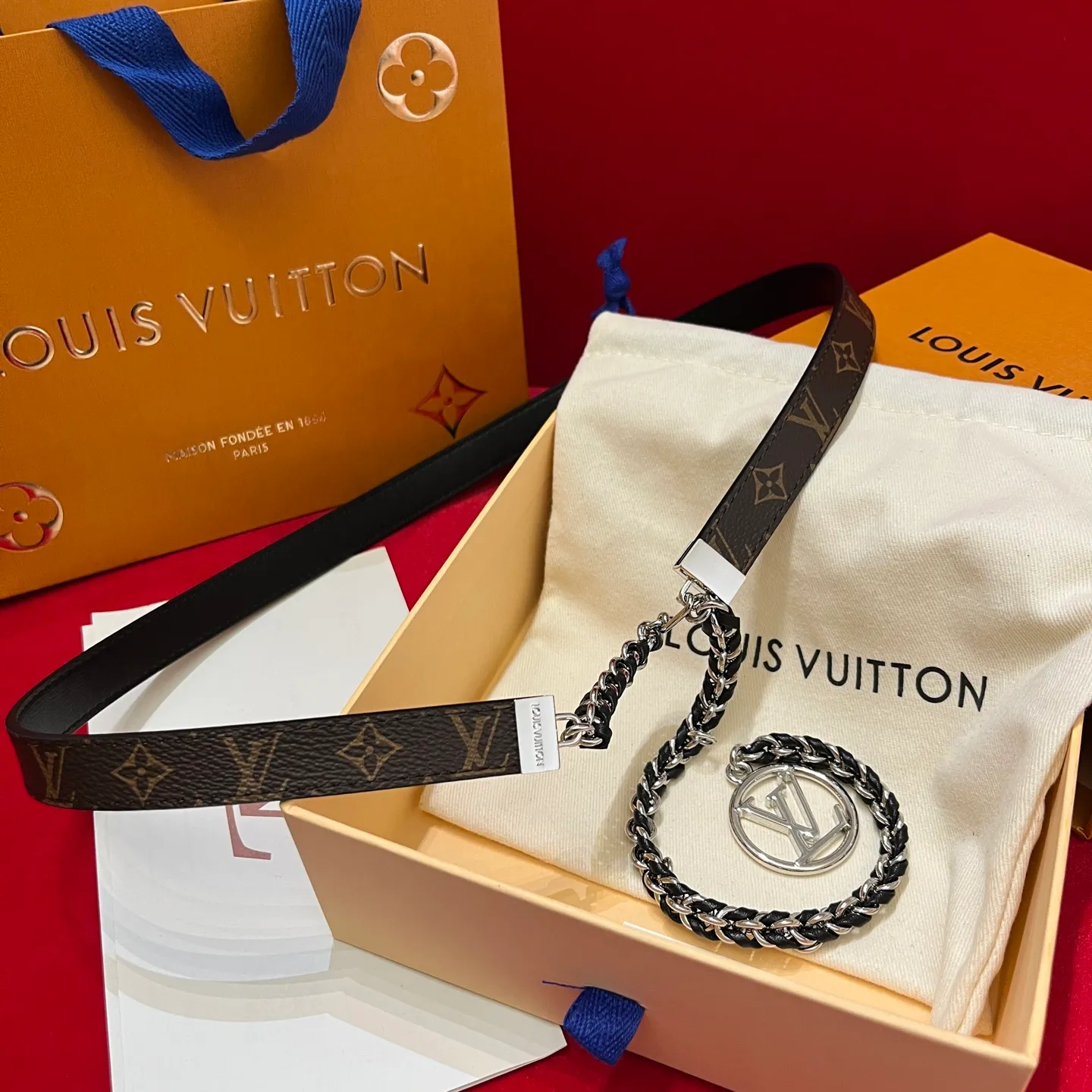 💰600💰Full set package💰 💍Purchase level LV's super nice slim waist chain for women ✨ 20mm, half of it is a chain that makes you feel like a waist chain, and half of it is a belt that you can't put it down. It can be switched at will and can be used as a belt or a waist chain or tied to the outside of a coat. It is also very good. The length is very user-friendly and can be adjusted in length🉑