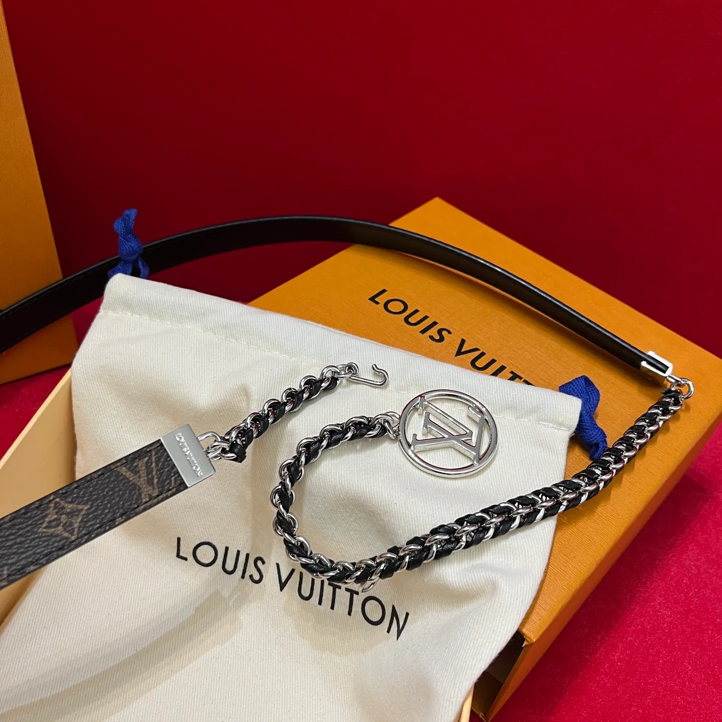 💰600💰Full set package💰 💍Purchase level LV's super nice slim waist chain for women ✨ 20mm, half of it is a chain that makes you feel like a waist chain, and half of it is a belt that you can't put it down. It can be switched at will and can be used as a belt or a waist chain or tied to the outside of a coat. It is also very good. The length is very user-friendly and can be adjusted in length🉑