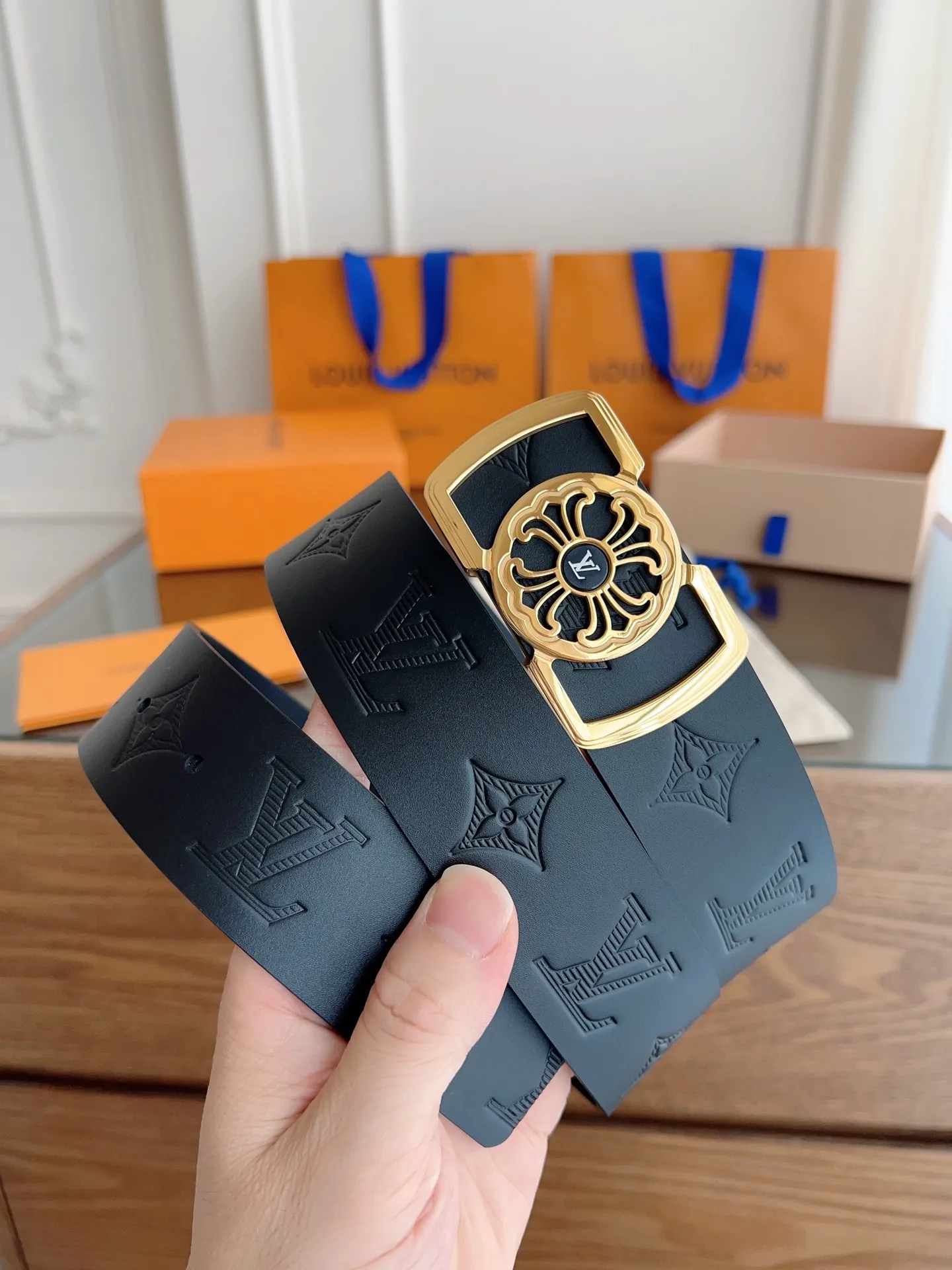 💰480💰Full package💰 💍Purchasing-grade LV Louis Vuitton⚡️🌹Width 3.8cm, double-sided first-layer presbyopic embossing, soft leather. ⚡️🌹Double-sided, fine workmanship, good quality. Button head: stainless steel buckle (gold silver) Size: 100-125cm