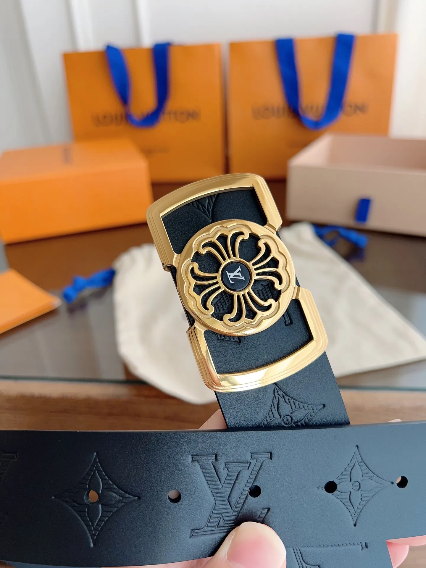 💰480💰Full package💰 💍Purchasing-grade LV Louis Vuitton⚡️🌹Width 3.8cm, double-sided first-layer presbyopic embossing, soft leather. ⚡️🌹Double-sided, fine workmanship, good quality. Button head: stainless steel buckle (gold silver) Size: 100-125cm