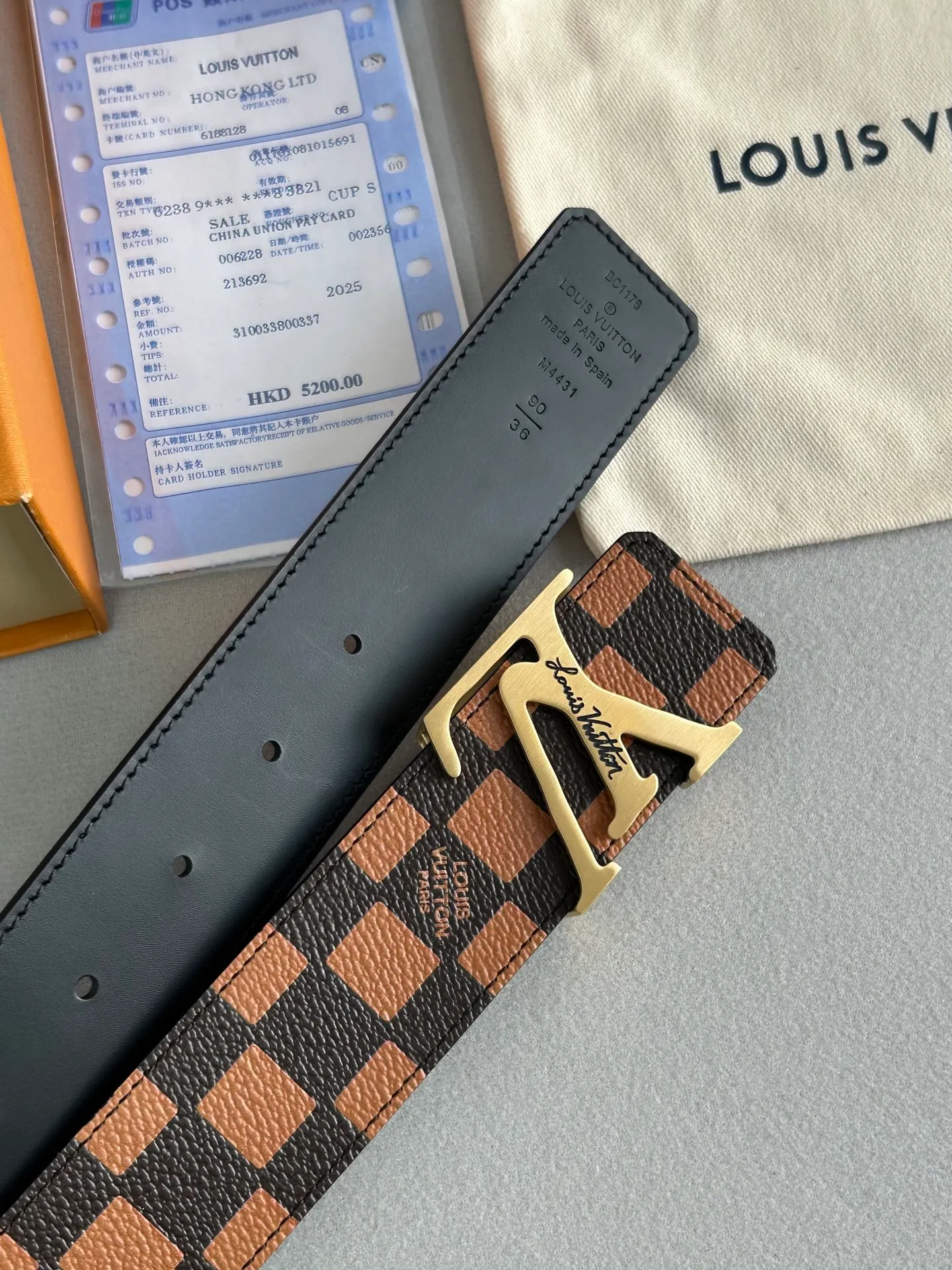💰480💰Full set package💰 💍Purchase level LV new⚡️🌹Coffee check calfskin bottom belt, 40mm wide, with new high-quality steel buckle, perfect match for business clothing style. Timeless classic, zero difference from the original product.