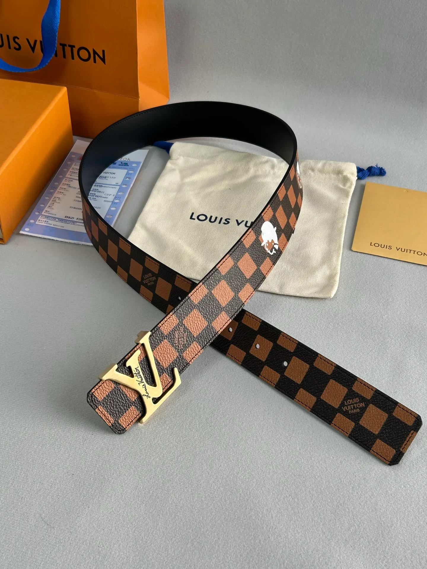 💰480💰Full set package💰 💍Purchase level LV new⚡️🌹Coffee check calfskin bottom belt, 40mm wide, with new high-quality steel buckle, perfect match for business clothing style. Timeless classic, zero difference from the original product.