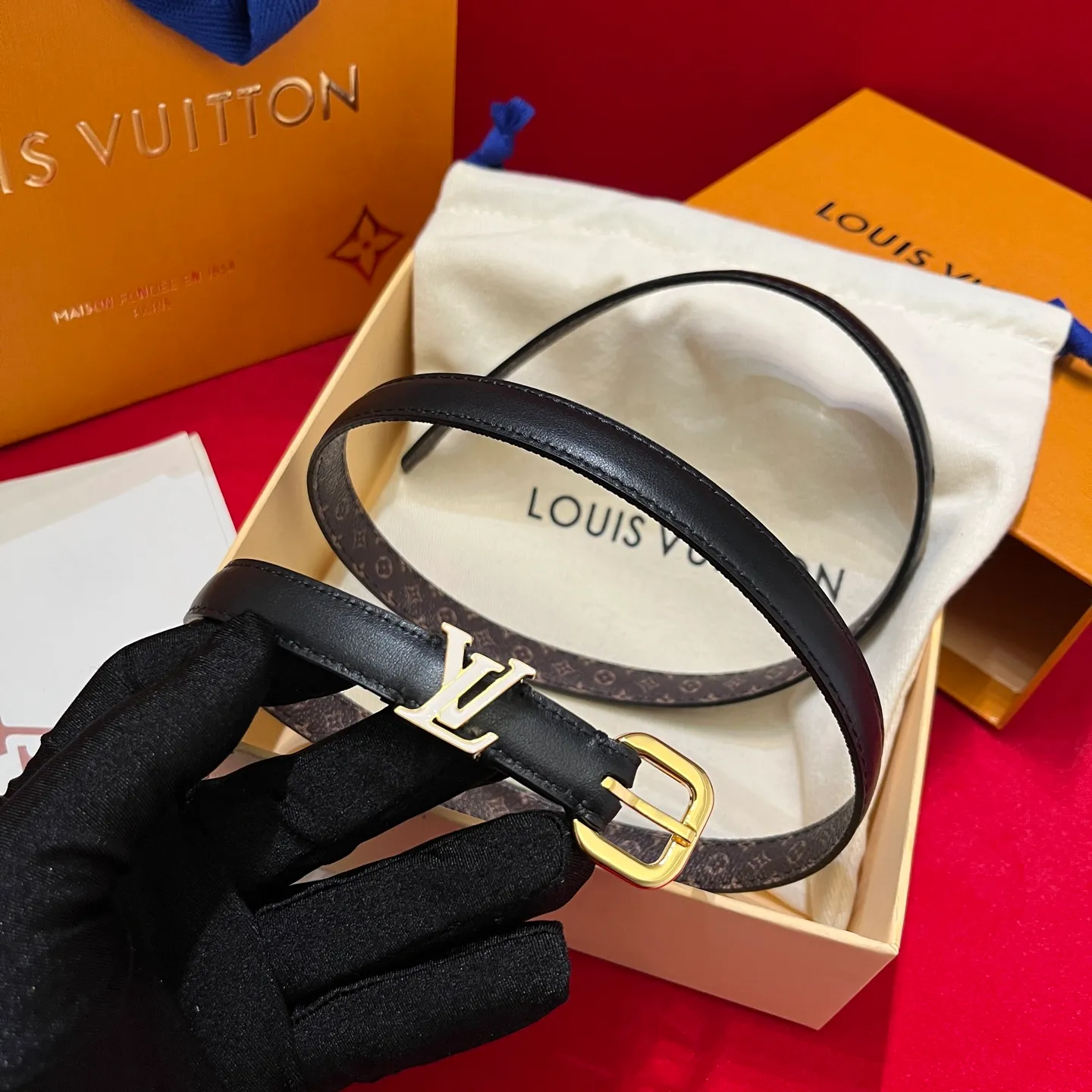 💰520💰Full package💰💍Purchasing agent level LV Donkey Home *｜Women's belt is new~ 1.5cm suitable for all kinds of outfits Black: the king of all-match, can handle both cold and warm colors Beige: a must-have for spring and summer Fresh and versatile The button design is the finishing touch Enamel ring effect Pin buckle makes the outfit instantly fashionable