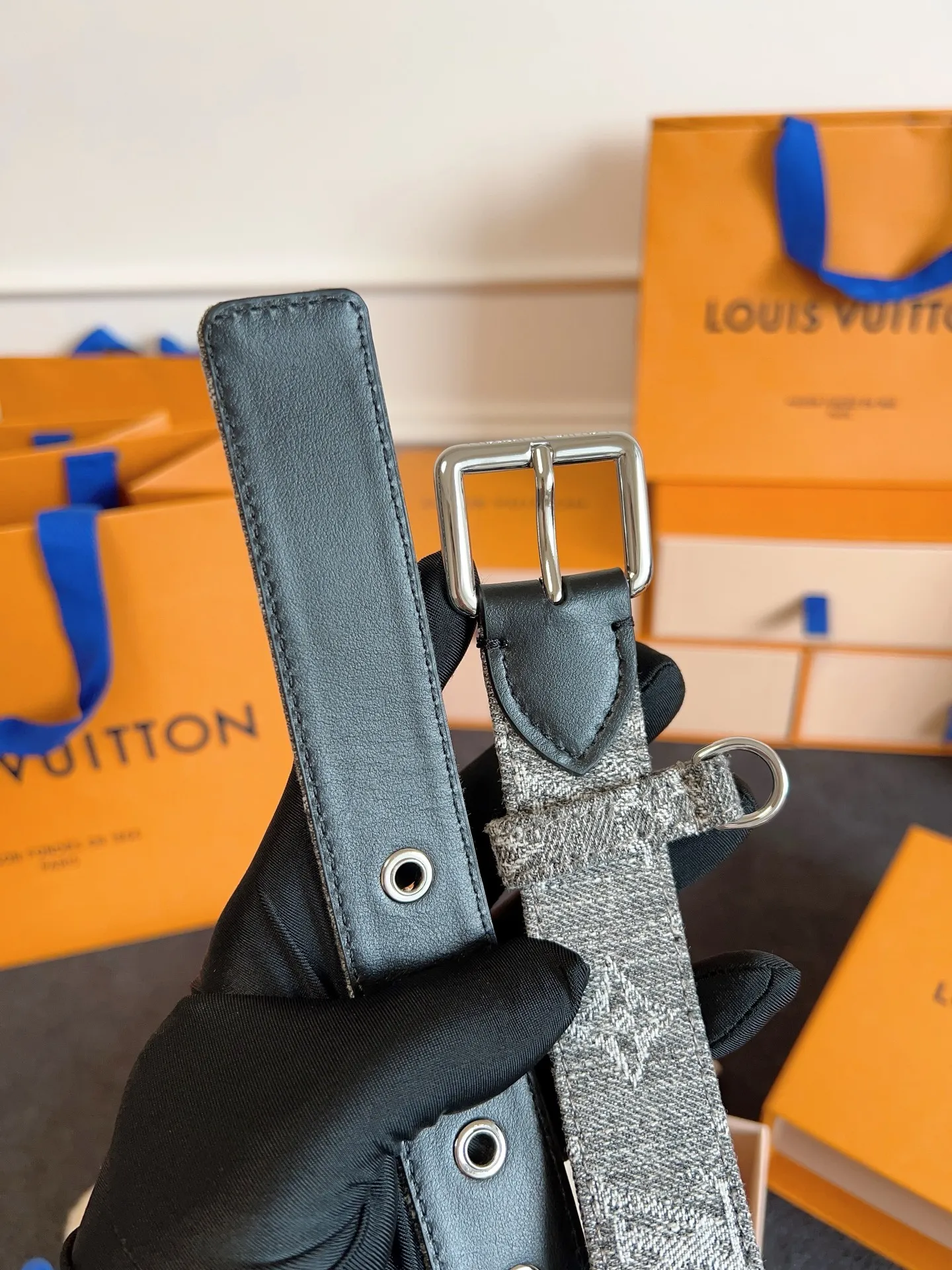 💰480💰Full package💰 💍Purchasing-grade LV M4012 width 3.0cm D-Ring belt is made of Monogram denim to reinterpret the classic design from 2006, cleverly integrating modern touches and functional elements, which can inject leisurely elegance into various looks. A dazzling pin buckle adds a finishing touch, and a D-ring makes it easy to hang a coin purse, headphone case or charm.