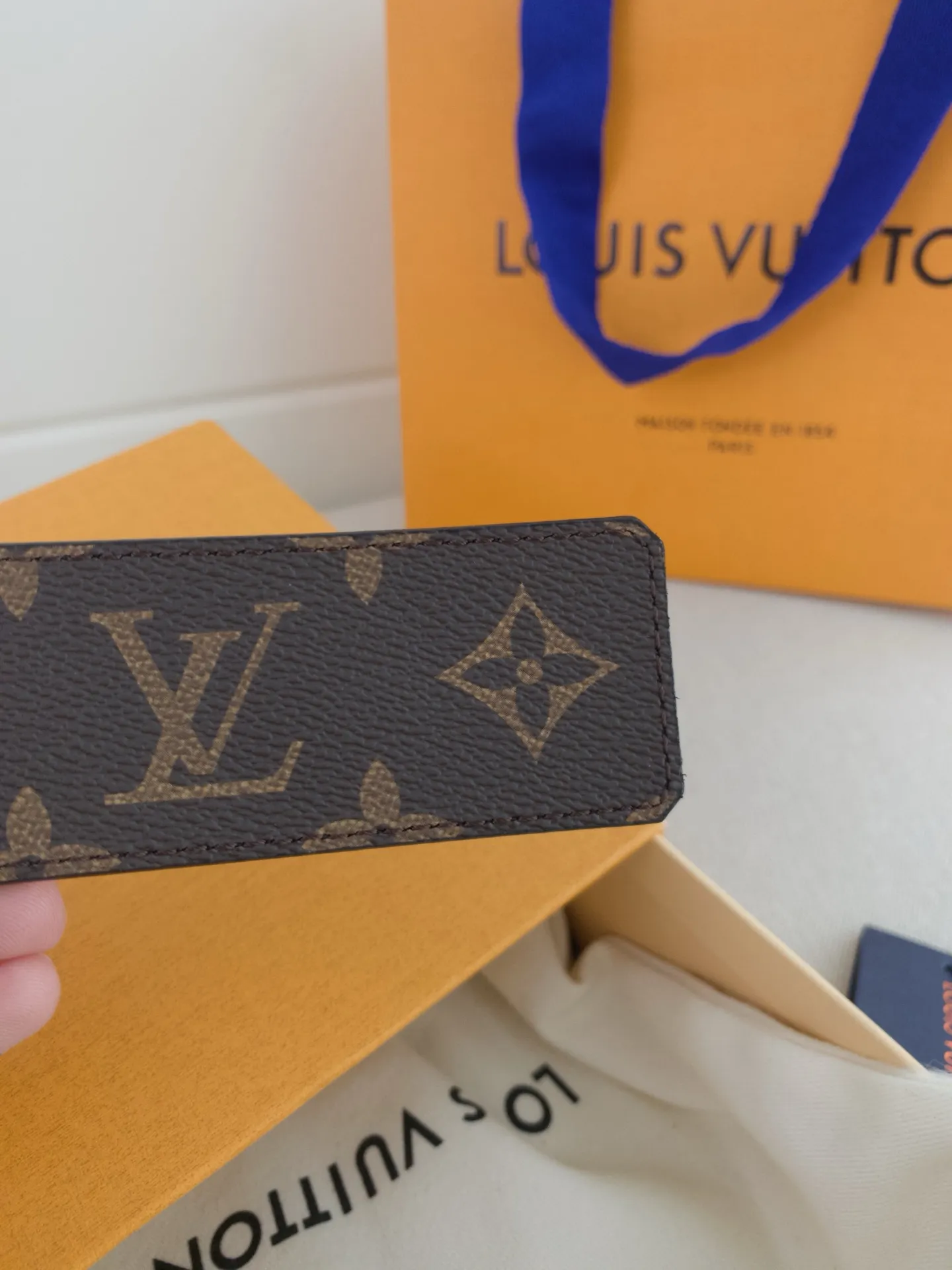 💰480💰Full package💰 💍Purchasing-grade LV luxury modern Taurillon leather, decorated with elegant and elegant iconic LV initials. Soft yet sturdy leather belt, two-tone, reversible; pairs well with everything from formal wear to casual wear. Width 4.0cm.