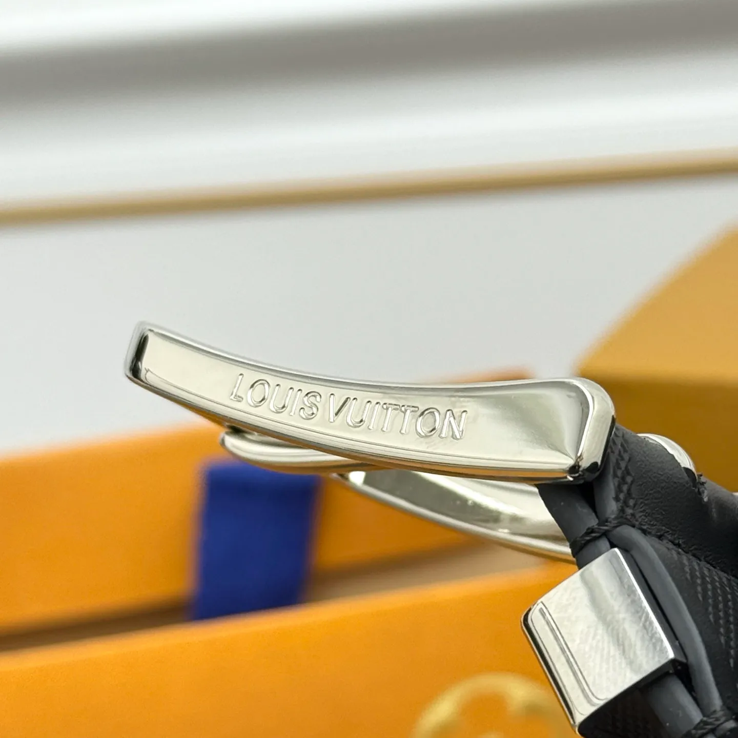 💰520💰Full package💰 💍Purchasing-grade LV⚡️🌹Drift Monogram Surplus belt reinterprets the brand heritage from a youthful perspective and tells the dynamic aesthetics of creative director Pharrell Williams. Monogram coated canvas is dipped in military colors on one side, while the reverse is in plain leather with a subtle pin buckle.