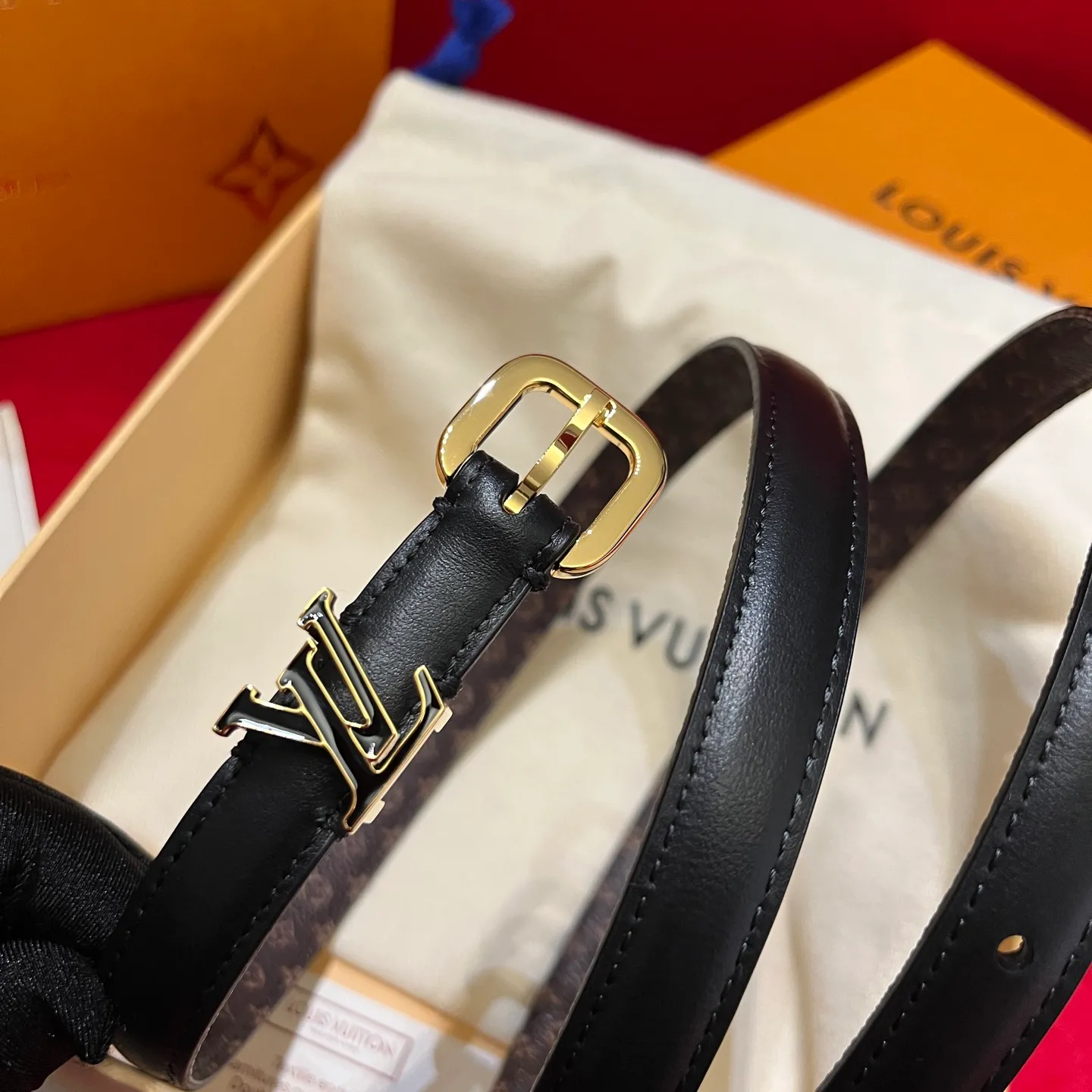 💰520💰Full package💰💍Purchasing agent level LV Donkey Home *｜Women's belt is new~ 1.5cm suitable for all kinds of outfits Black: the king of all-match, can handle both cold and warm colors Beige: a must-have for spring and summer Fresh and versatile The button design is the finishing touch Enamel ring effect Pin buckle makes the outfit instantly fashionable
