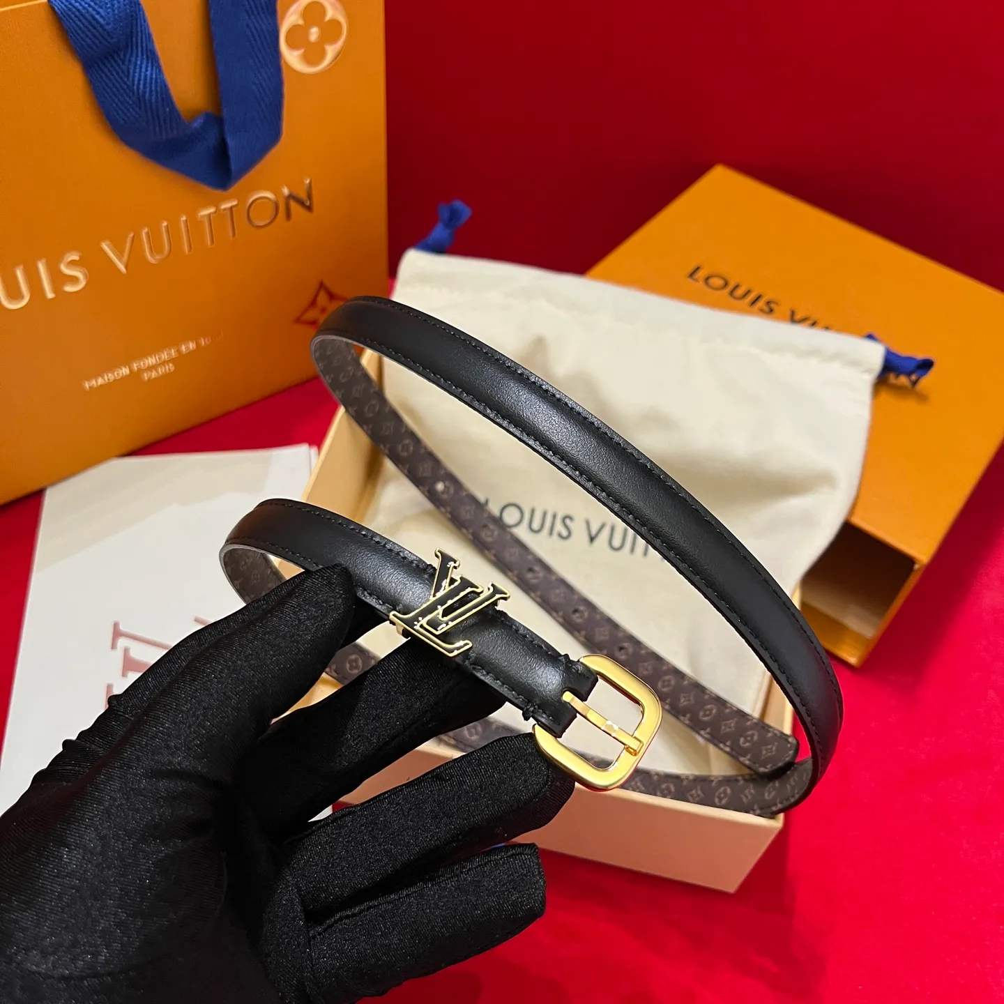 💰520💰Full package💰💍Purchasing agent level LV Donkey Home *｜Women's belt is new~ 1.5cm suitable for all kinds of outfits Black: the king of all-match, can handle both cold and warm colors Beige: a must-have for spring and summer Fresh and versatile The button design is the finishing touch Enamel ring effect Pin buckle makes the outfit instantly fashionable