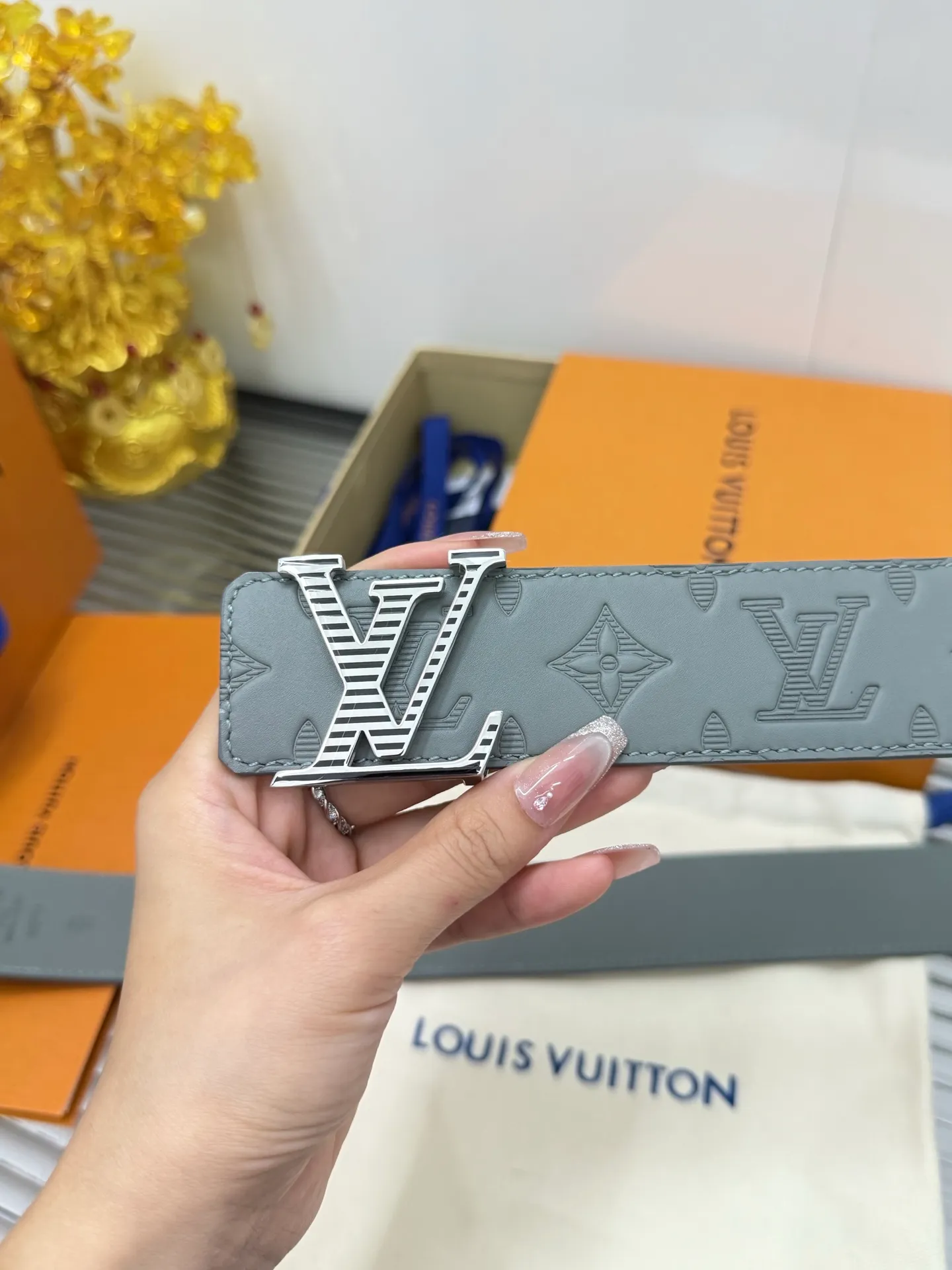✅Width: 𝟰.𝟬𝗰𝗺 ❑ Louis Vuitton can be used on both sides, classic embossed series, original imported calfskin + high-quality pure steel hardware buckle 💰480