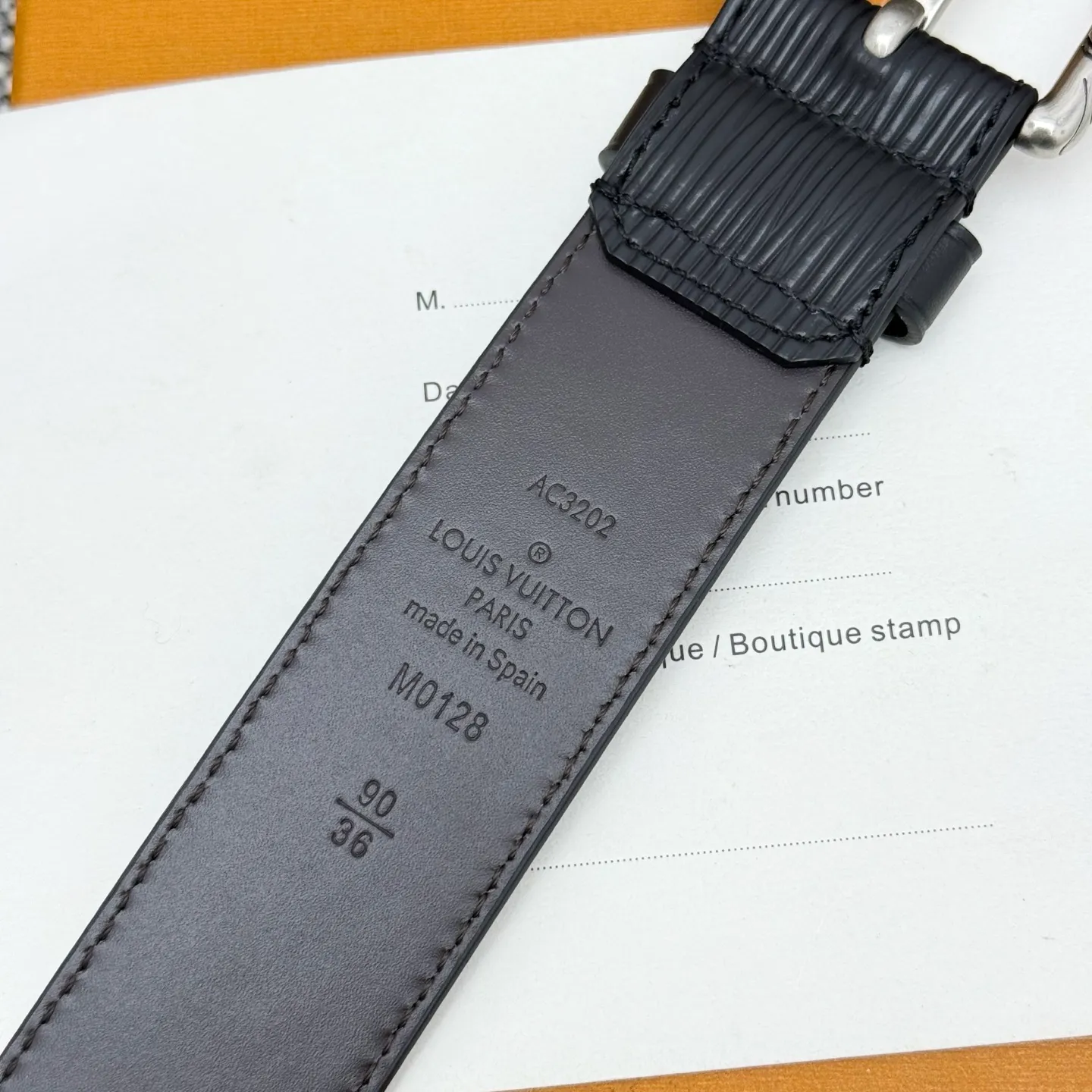 💰520💰Full package💰 💍Purchasing-grade LV⚡️🌹This Drift Rockabilly 3.5cm width belt shows strong aura and confident energy with the classic combination of deep tones and glossy metal parts. Cracked leather and intricate buckles subtly convey early rock and roll trends, breaking the traditional paradigm of men's wear.