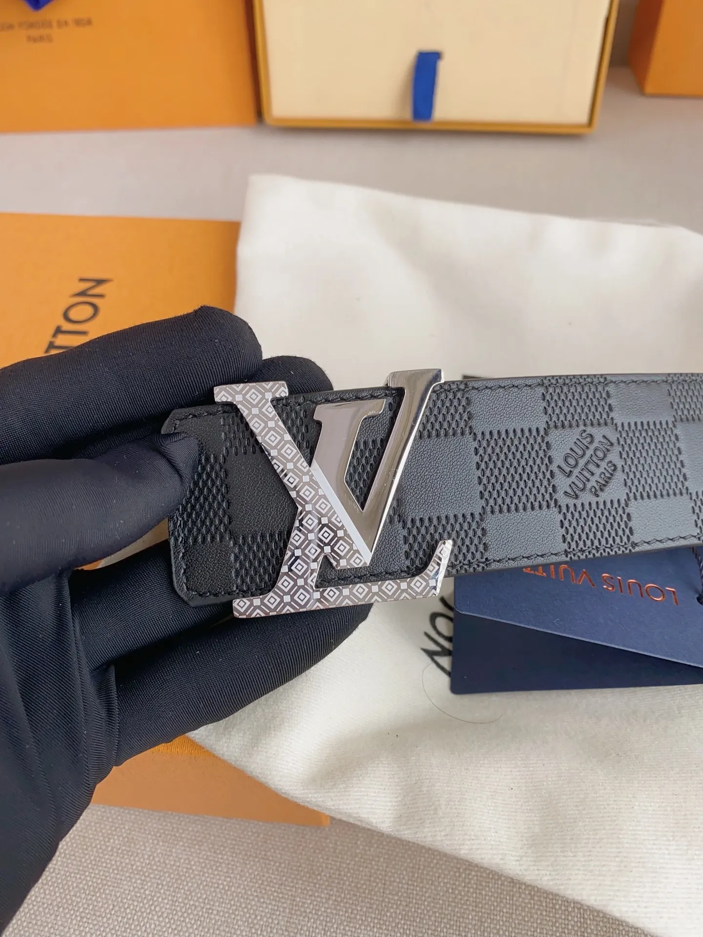 💰480💰Full package💰 💍Purchasing-grade LV⚡️🌹Luxurious modern Taurillon leather, decorated with the elegant and elegant iconic ⚡️🌹LV initials. Soft and strong belt ⚡️🌹Double-sided imported cowhide can be used on both sides; can be matched with various clothing from dresses to casual wear. Width 4.0cm