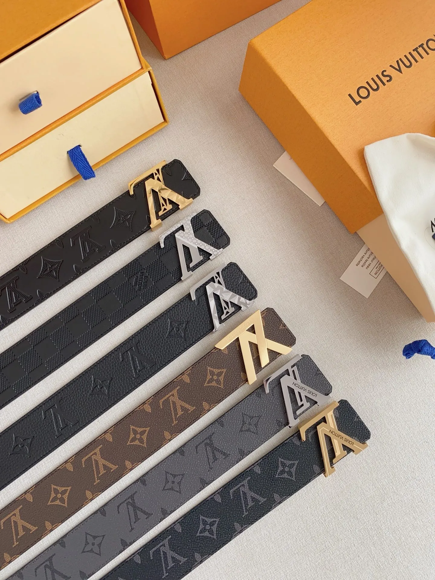 💰480💰Full package💰 💍Purchasing-grade LV⚡️🌹Luxurious modern Taurillon leather, decorated with the elegant and elegant iconic ⚡️🌹LV initials. Soft and strong belt ⚡️🌹Double-sided imported cowhide can be used on both sides; can be matched with various clothing from dresses to casual wear. Width 4.0cm