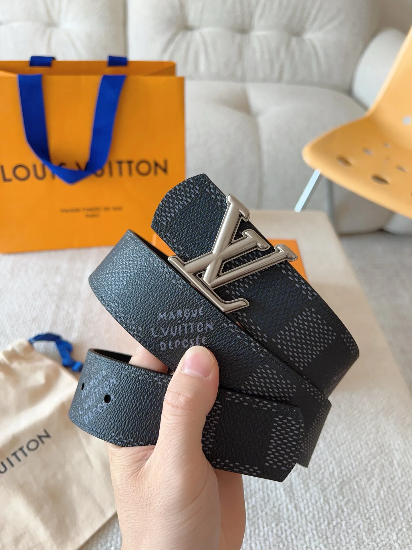 💰480💰Full package💰 💍Purchasing-grade LV Dimension⚡️Double-sided belt combines creative heritage with gorgeous street style⚡️Highlights the fashion vision of creative director Pharrell Williams. Monogram canvas paved outer layer⚡️LV Dimension metal buckle shimmers with subtle luster, making a statement in various occasions⚡️Width: 40mm