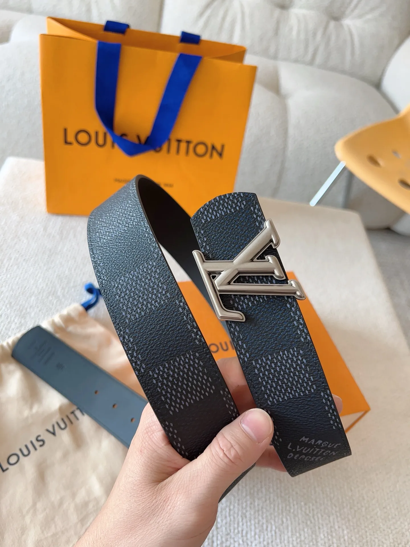 💰480💰Full package💰 💍Purchasing-grade LV Dimension⚡️Double-sided belt combines creative heritage with gorgeous street style⚡️Highlights the fashion vision of creative director Pharrell Williams. Monogram canvas paved outer layer⚡️LV Dimension metal buckle shimmers with subtle luster, making a statement in various occasions⚡️Width: 40mm