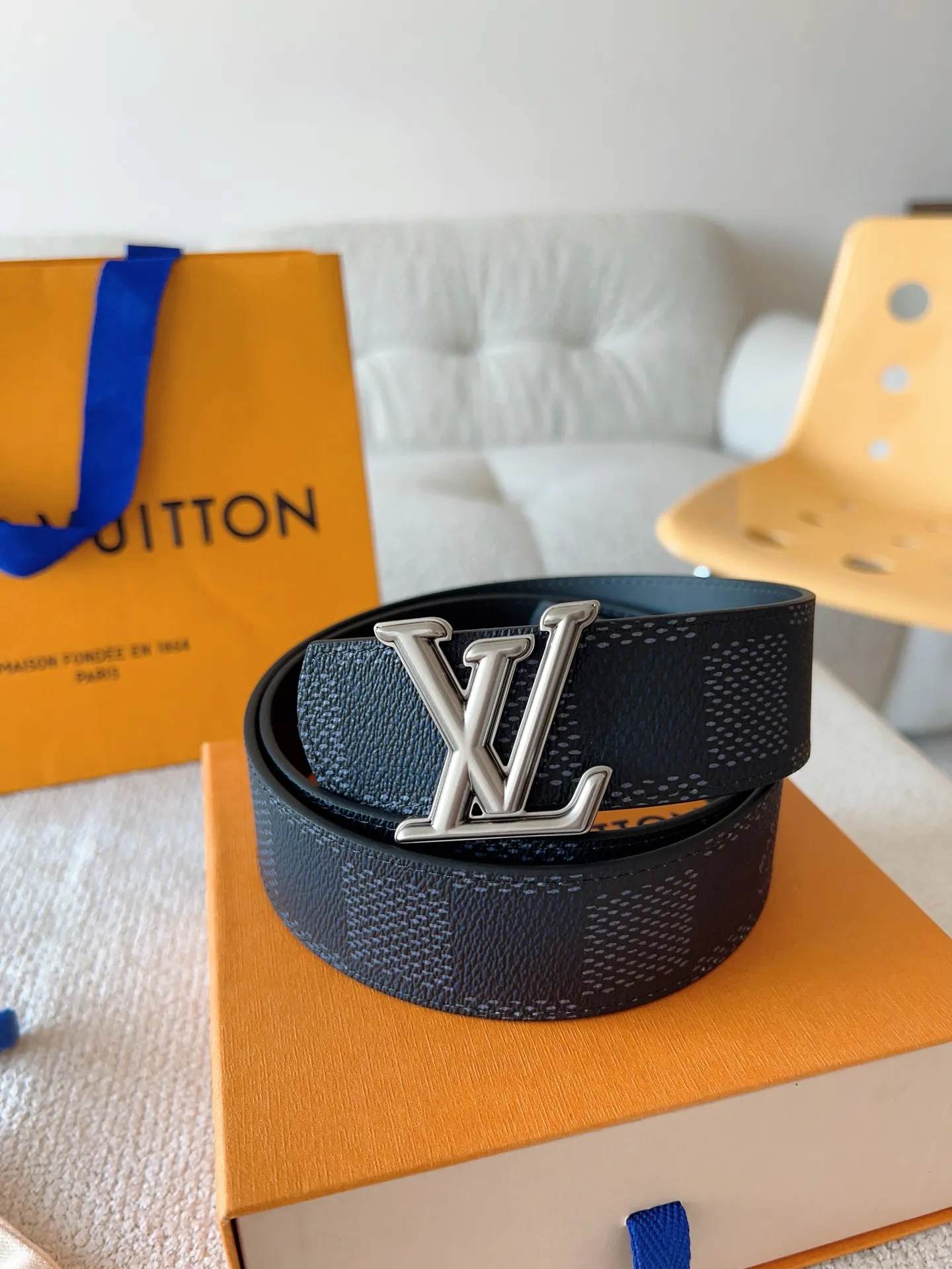 💰480💰Full package💰 💍Purchasing-grade LV Dimension⚡️Double-sided belt combines creative heritage with gorgeous street style⚡️Highlights the fashion vision of creative director Pharrell Williams. Monogram canvas paved outer layer⚡️LV Dimension metal buckle shimmers with subtle luster, making a statement in various occasions⚡️Width: 40mm