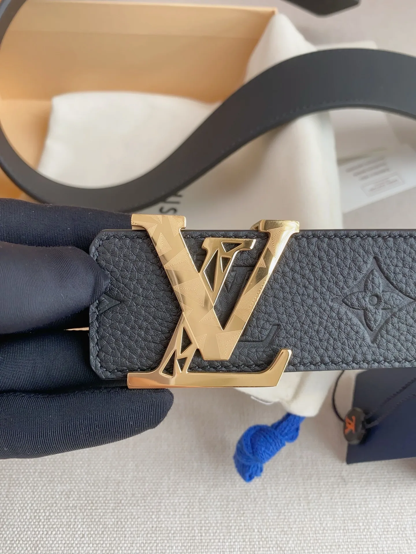 💰480💰Full package💰 💍Purchasing-grade LV⚡️🌹Luxurious modern Taurillon leather, decorated with the elegant and elegant iconic ⚡️🌹LV initials. Soft and strong belt ⚡️🌹Double-sided imported cowhide can be used on both sides; can be matched with various clothing from dresses to casual wear. Width 4.0cm