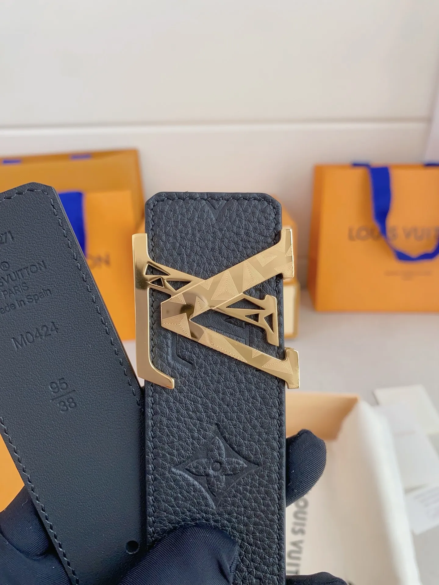 💰480💰Full package💰 💍Purchasing-grade LV⚡️🌹Luxurious modern Taurillon leather, decorated with the elegant and elegant iconic ⚡️🌹LV initials. Soft and strong belt ⚡️🌹Double-sided imported cowhide can be used on both sides; can be matched with various clothing from dresses to casual wear. Width 4.0cm