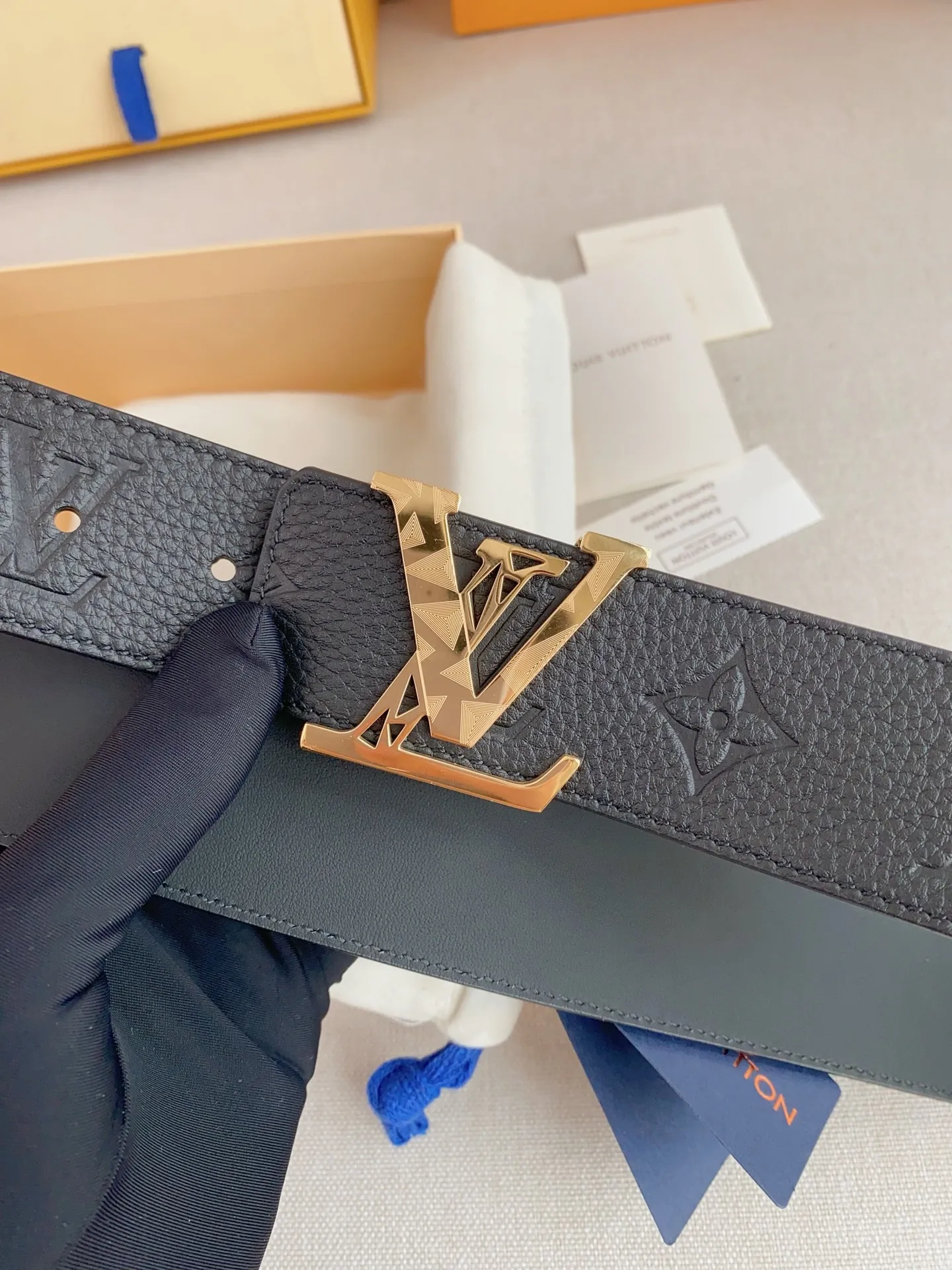 💰480💰Full package💰 💍Purchasing-grade LV⚡️🌹Luxurious modern Taurillon leather, decorated with the elegant and elegant iconic ⚡️🌹LV initials. Soft and strong belt ⚡️🌹Double-sided imported cowhide can be used on both sides; can be matched with various clothing from dresses to casual wear. Width 4.0cm