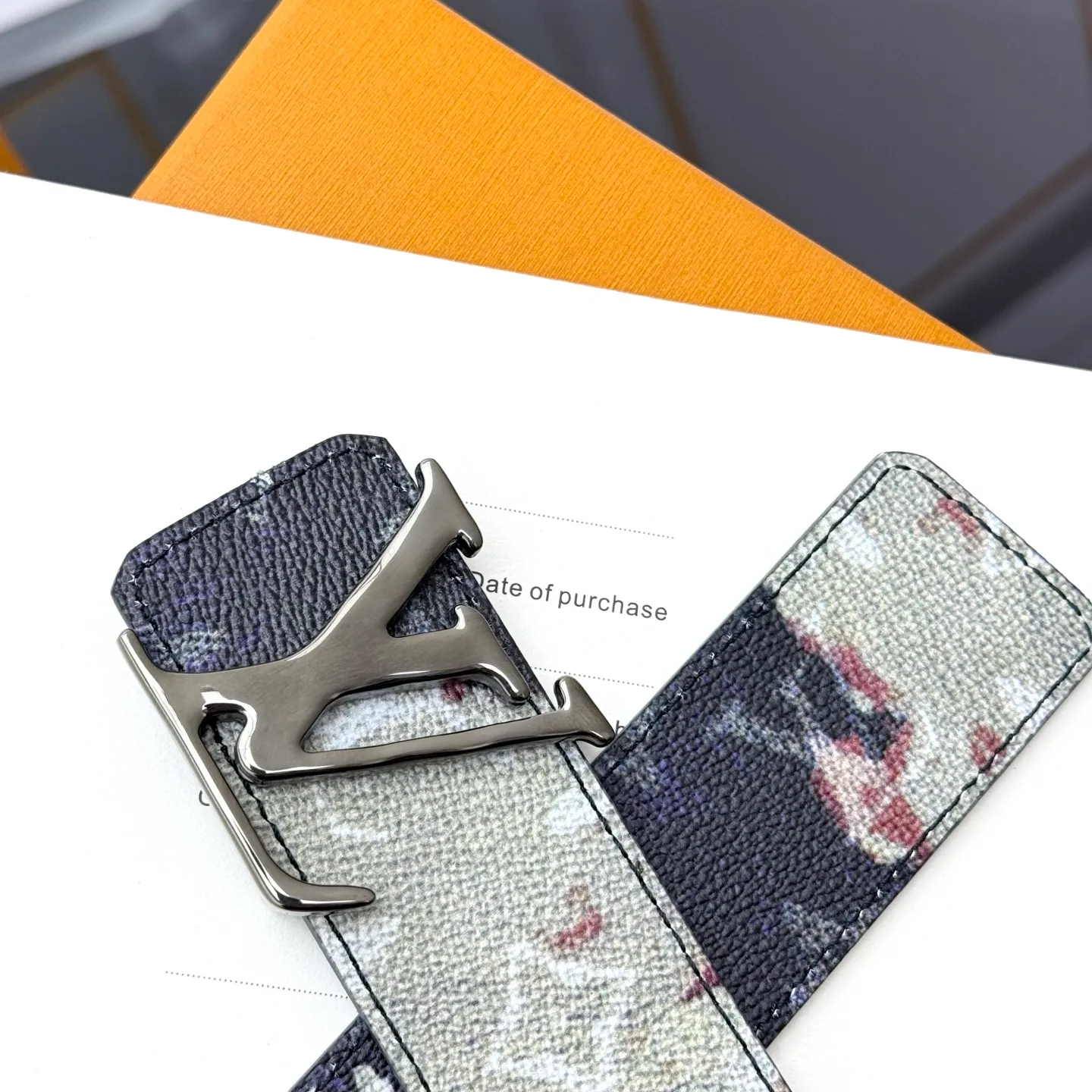 💰480💰Full package💰 💍Purchasing-grade LV Dimension Monogram Héritage double-sided belt is spliced ​​with plain leather and Monogram coated canvas, presenting a new interpretation of the classic design. Brand elements are given a textured feel, and the LV letter buckle adds an eye-catching touch.