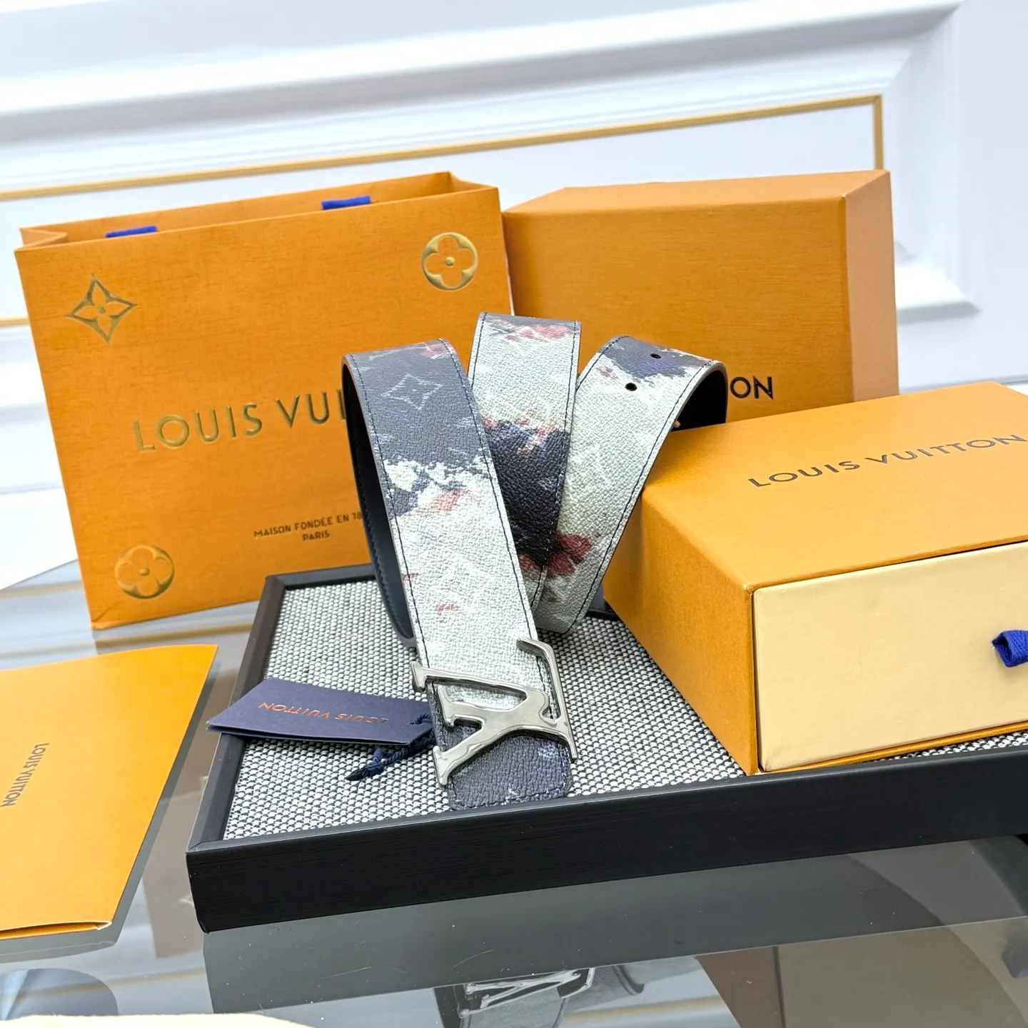 💰480💰Full package💰 💍Purchasing-grade LV Dimension Monogram Héritage double-sided belt is spliced ​​with plain leather and Monogram coated canvas, presenting a new interpretation of the classic design. Brand elements are given a textured feel, and the LV letter buckle adds an eye-catching touch.
