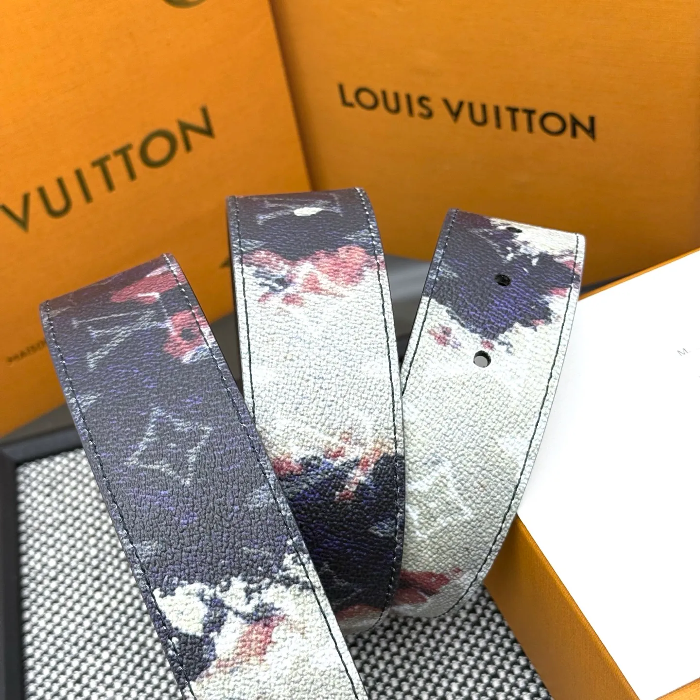 💰480💰Full package💰 💍Purchasing-grade LV Dimension Monogram Héritage double-sided belt is spliced ​​with plain leather and Monogram coated canvas, presenting a new interpretation of the classic design. Brand elements are given a textured feel, and the LV letter buckle adds an eye-catching touch.