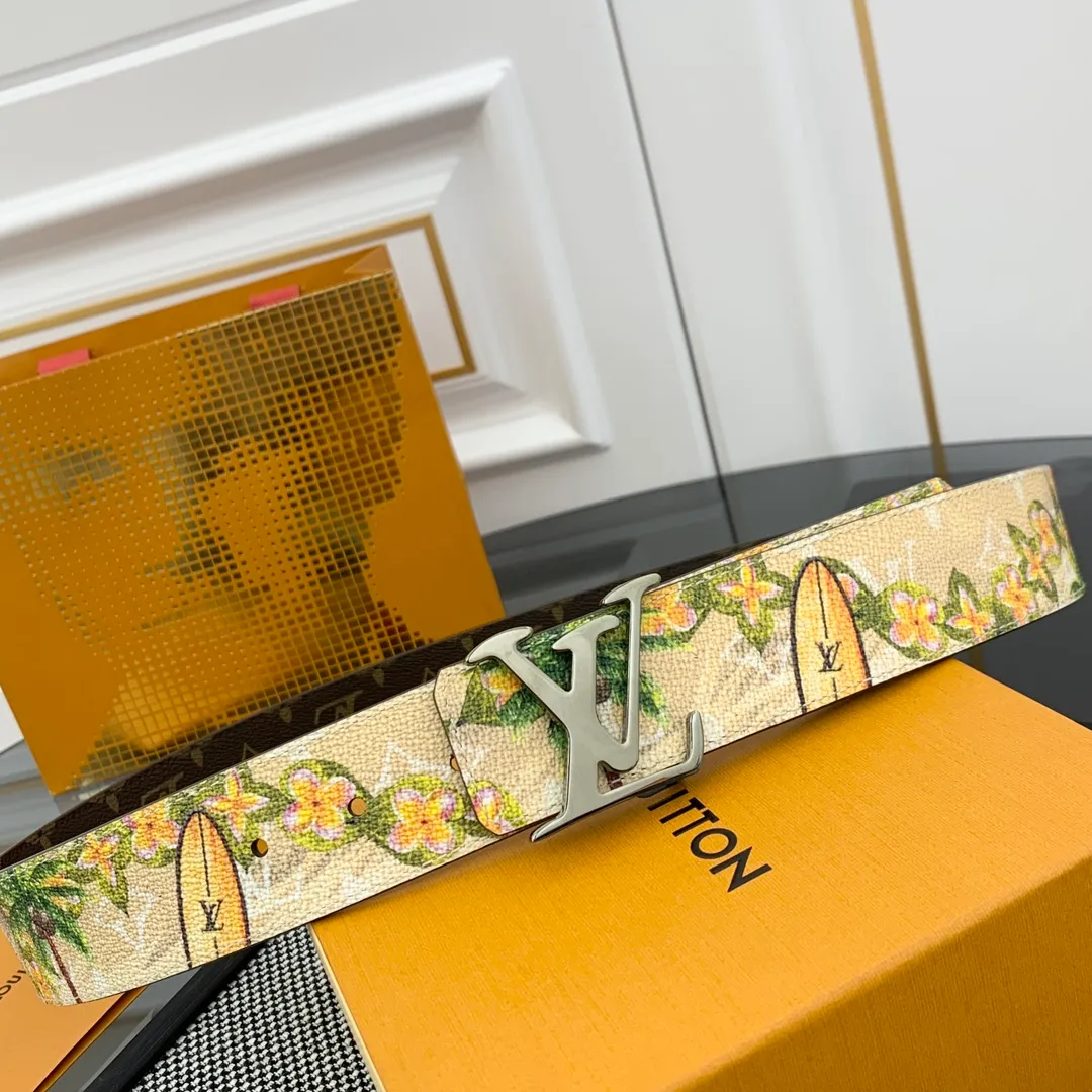 💰480💰Full package💰 💍Purchase-grade LV Louis Vuitton [New product] Genuine version Width 40MM The 2024 early autumn men's wear series follows the footsteps of Dandy sailors and embarks on a global journey. This LV Tag reversible belt has a surf-style pattern on one side, evoking memories of tropical island trips, and flips it over to reveal the classic Monogram element. LV Tag buckle adds another touch of attention