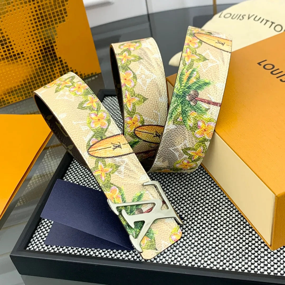 💰480💰Full package💰 💍Purchase-grade LV Louis Vuitton [New product] Genuine version Width 40MM The 2024 early autumn men's wear series follows the footsteps of Dandy sailors and embarks on a global journey. This LV Tag reversible belt has a surf-style pattern on one side, evoking memories of tropical island trips, and flips it over to reveal the classic Monogram element. LV Tag buckle adds another touch of attention