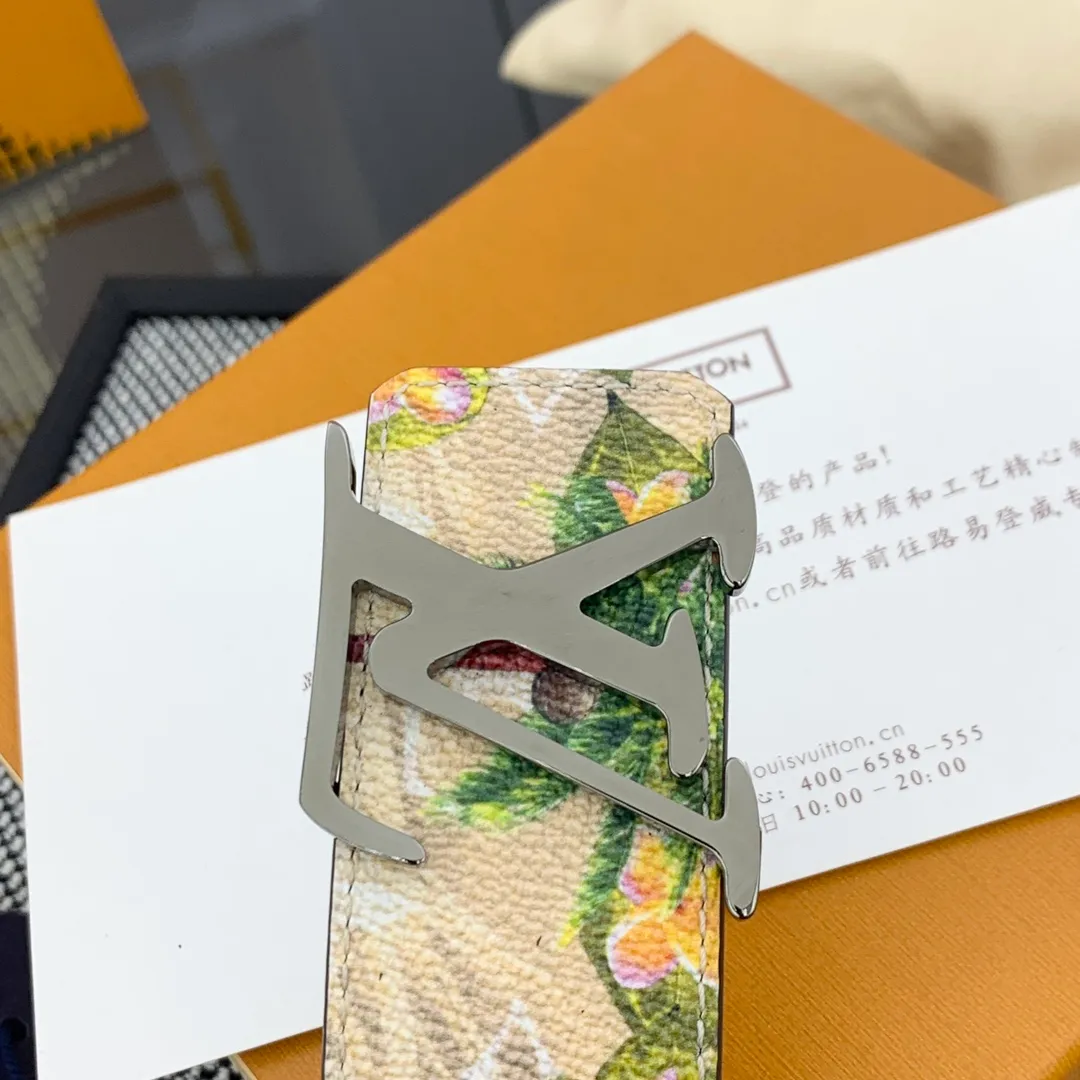 💰480💰Full package💰 💍Purchase-grade LV Louis Vuitton [New product] Genuine version Width 40MM The 2024 early autumn men's wear series follows the footsteps of Dandy sailors and embarks on a global journey. This LV Tag reversible belt has a surf-style pattern on one side, evoking memories of tropical island trips, and flips it over to reveal the classic Monogram element. LV Tag buckle adds another touch of attention