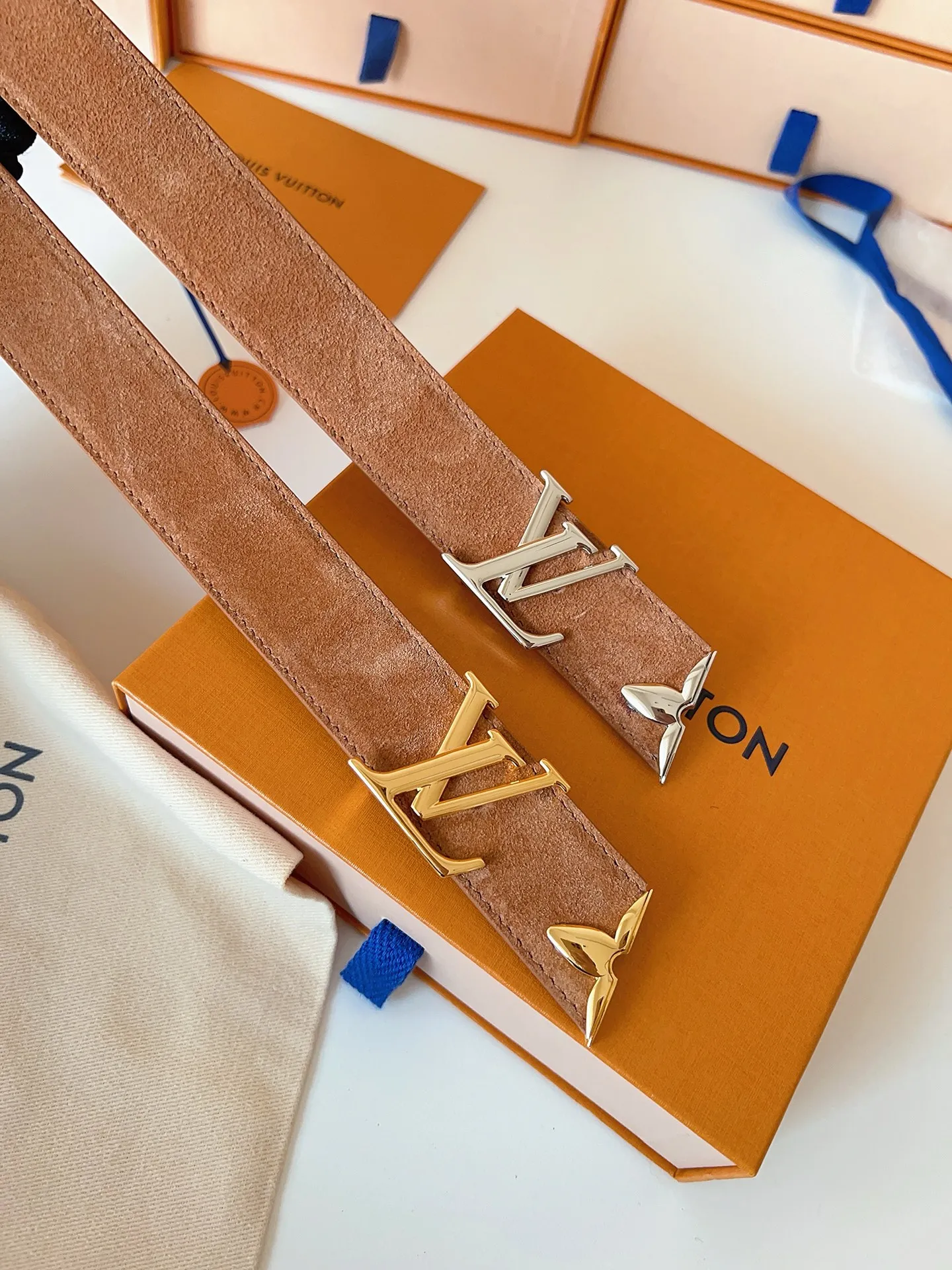 💰460💰Complete package💰 💍Purchase level LV⚡️🌹Lvjia women’s belt M4497 Width 3.0cm ⚡️🌹Soft suede calfskin sets off the original imported bottom. The end of the belt is decorated with gold metal flowers. The flower has a logo stamped on the side and is paired with a classic letter buckle.