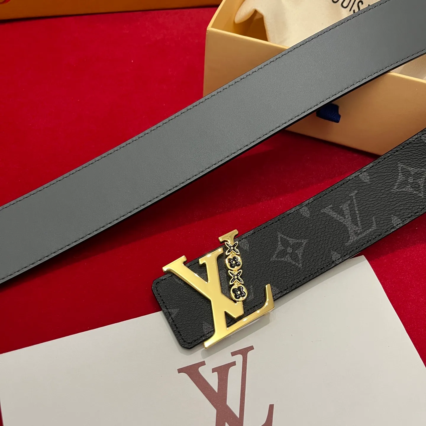 💰480💰Full package💰 💍Purchase level LV men’s latest top-quality belt Width 40mm One side of the belt is made of customized canvas fabric and the other side is imported original calfskin Double-sided use Equipped with classic letter buckle Top-notch craftsmanship Super good texture