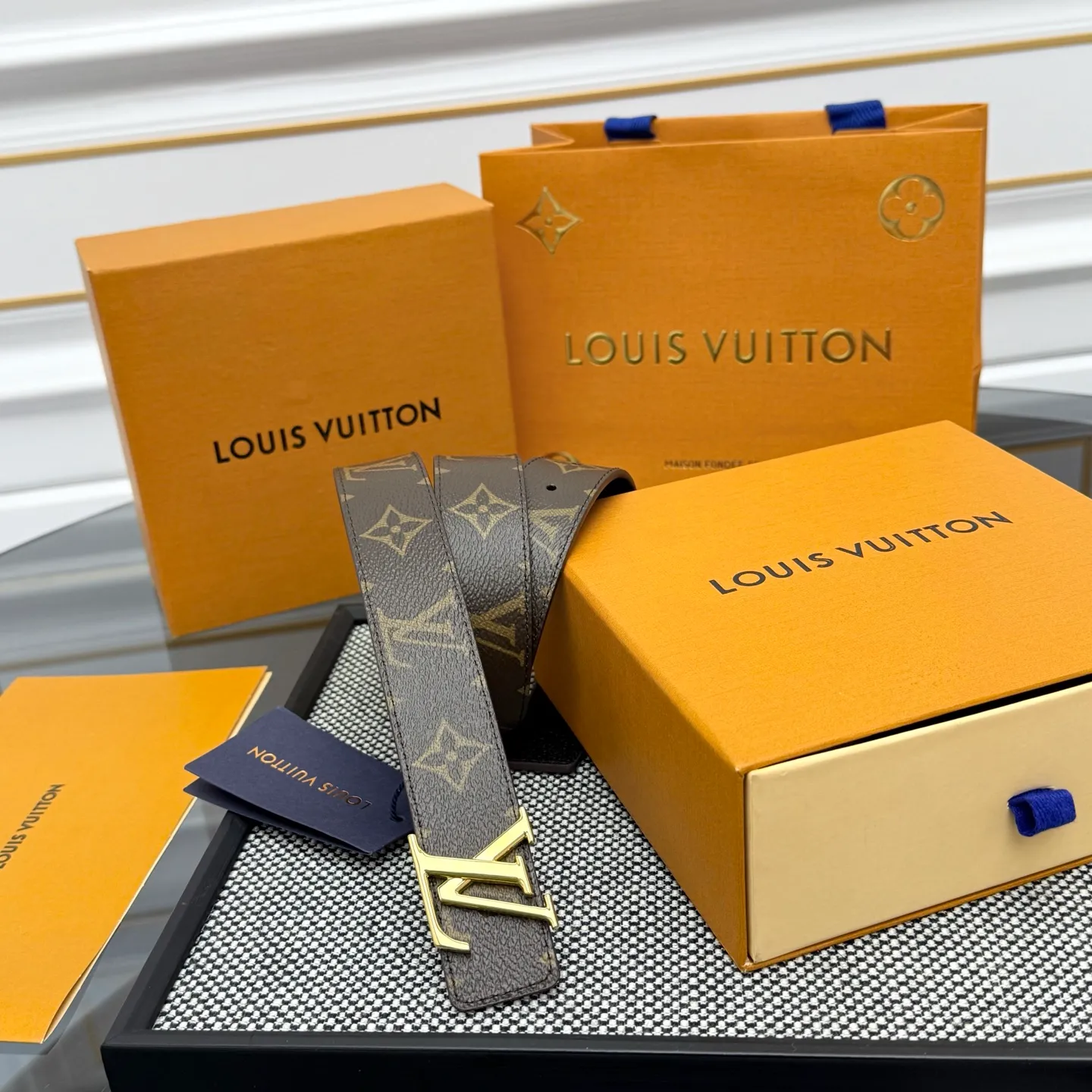 💰440💰Full package💰 💍Purchase level This style of LV Initiales⚡️Double-sided belt achieves two styles with a classic appearance⚡️Monogram canvas conveys leisure and comfort⚡️Grained cow leather reveals elegant style, matched with LV Initiales buckle⚡️Width 3.0cm