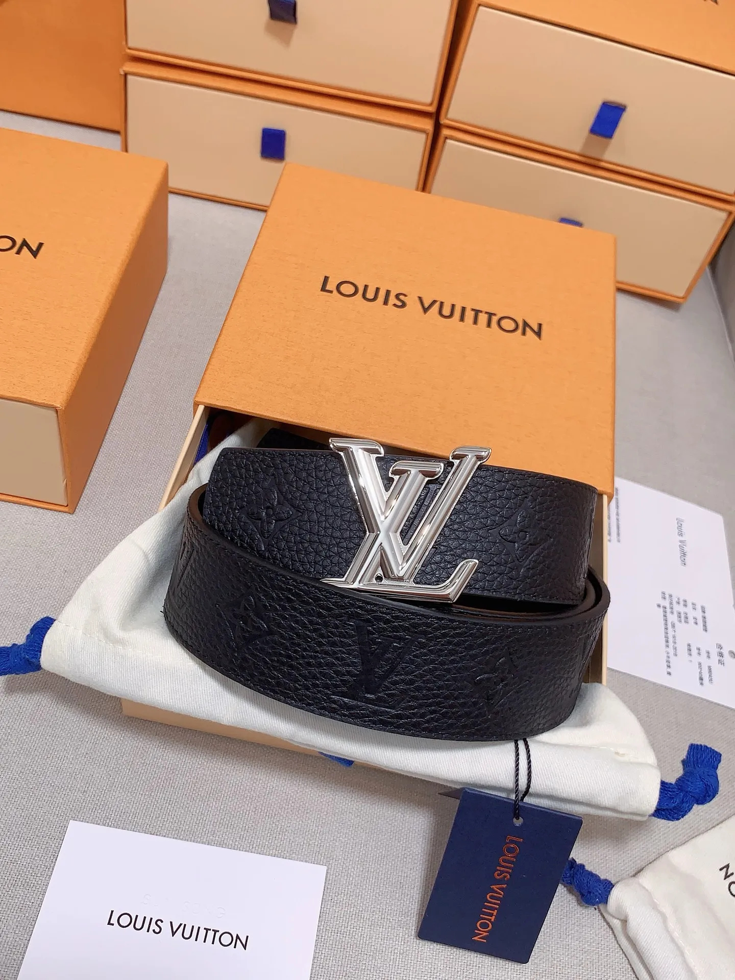 💰480💰Full package💰 💍Purchasing-grade LV luxury model modern⚡️🌹Taurillon leather, decorated with elegant and elegant iconic LV initials⚡️🌹Soft and strong belt, two-color matching can be used on both sides. Can be matched with various clothing from dresses to casual wear⚡️🌹Width 4.0cm