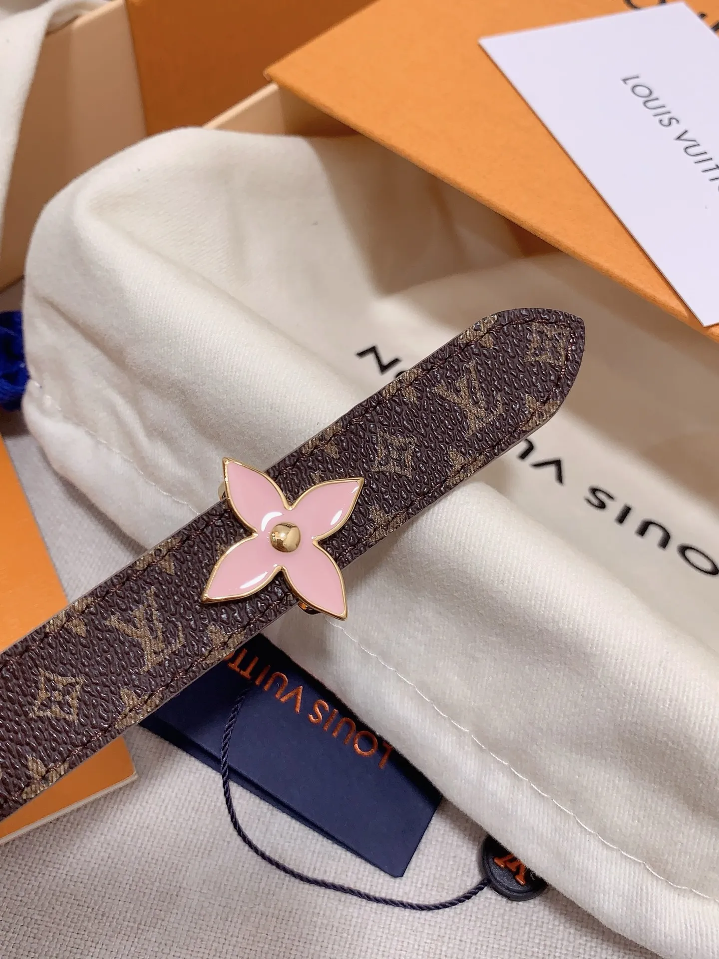 💰460💰Full package💰 💍Purchasing-grade Louis vuitton⚡️🌹Width: 1.5cm l v Takashi Murakami co-branded belt. Practical and exquisite ⚡️🌹Exquisite and beautiful 1.5mm women's belt⚡️🌹With a flower-shaped enamel effect letter buckle, the upper body effect is great.