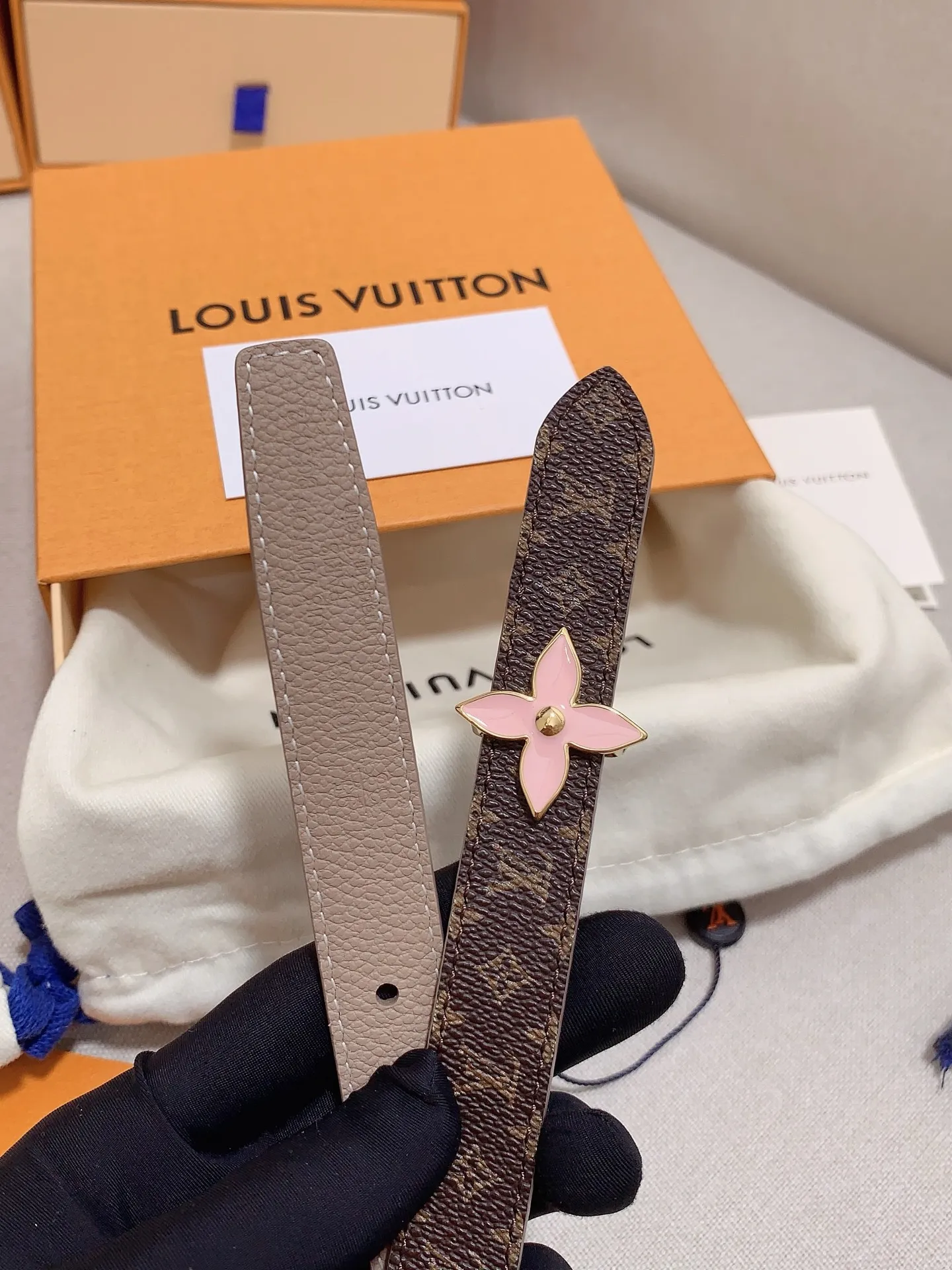💰460💰Full package💰 💍Purchasing-grade Louis vuitton⚡️🌹Width: 1.5cm l v Takashi Murakami co-branded belt. Practical and exquisite ⚡️🌹Exquisite and beautiful 1.5mm women's belt⚡️🌹With a flower-shaped enamel effect letter buckle, the upper body effect is great.