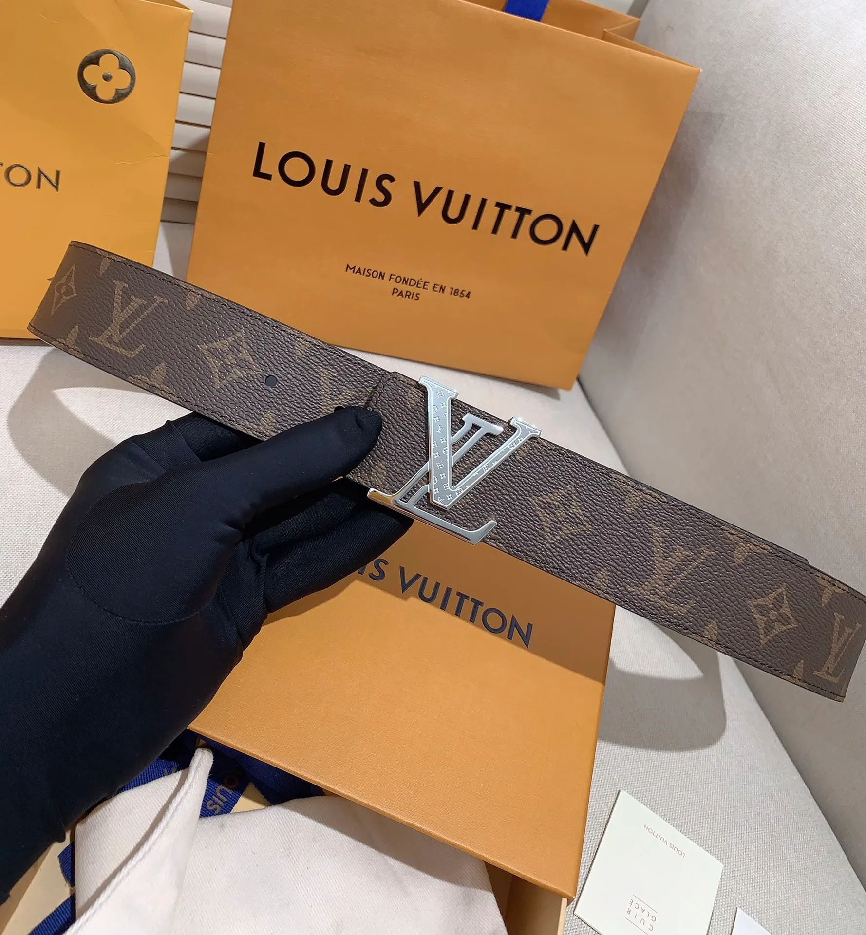 💰480💰Full package💰 💍Purchase level Men's LV Louis Vuitton belt Men's classic cowhide belt with 316 stainless steel Pin buckle with engraved letters Lv buckle Width: 4.0cm