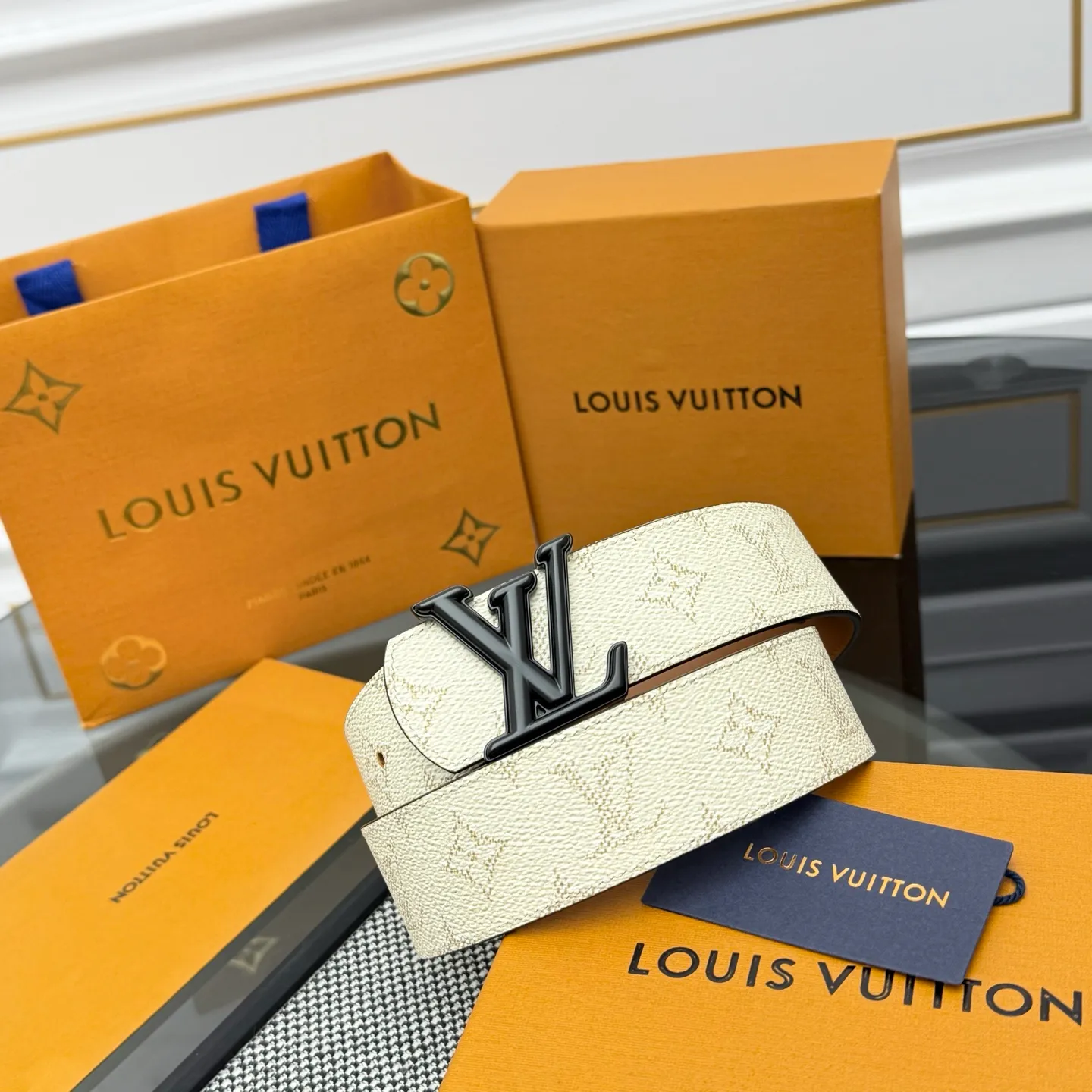 💰480💰Full package💰 💍Purchasing-grade LV⚡️🌹Dimension Monogram Héritage double-sided belt is spliced ​​with plain leather and Monogram coated canvas, presenting a new interpretation of the classic design. Brand elements are given a textured feel, and the LV letter buckle adds an eye-catching touch.
