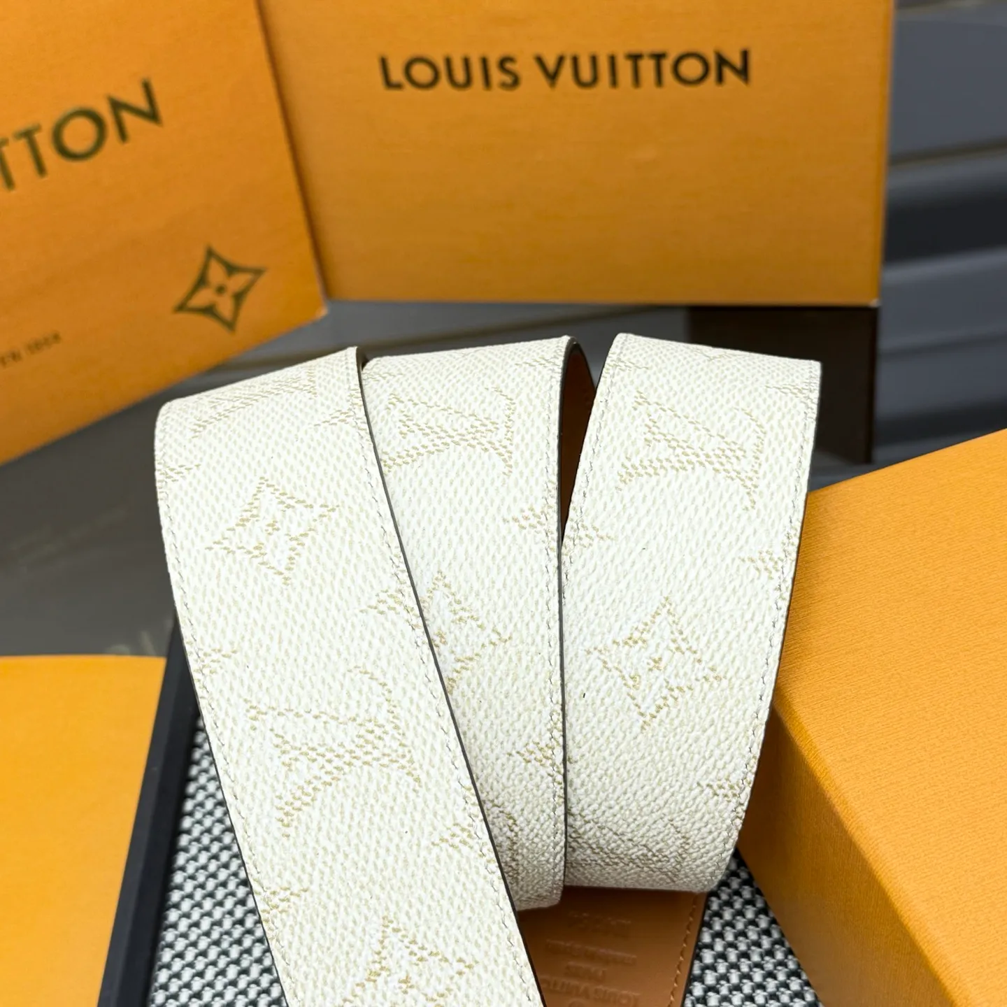💰480💰Full package💰 💍Purchasing-grade LV⚡️🌹Dimension Monogram Héritage double-sided belt is spliced ​​with plain leather and Monogram coated canvas, presenting a new interpretation of the classic design. Brand elements are given a textured feel, and the LV letter buckle adds an eye-catching touch.